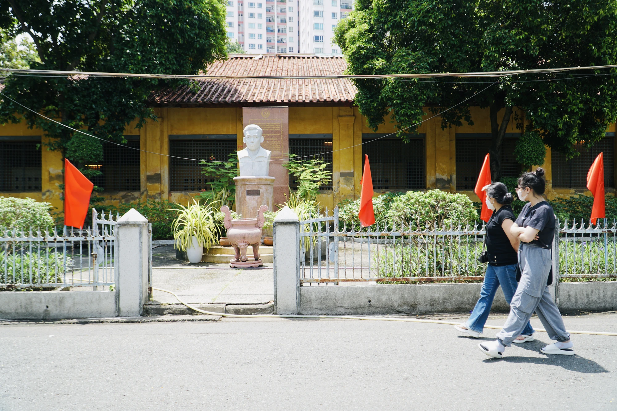 Khu trại giam nằm trong khuôn viên bệnh viện Bệnh Nhiệt Đới, Quận 5. ẢNH: NHẬT DIỄM Khu trại giam nằm trong khuôn viên bệnh viện Bệnh Nhiệt Đới, Quận 5. ẢNH: NHẬT DIỄM