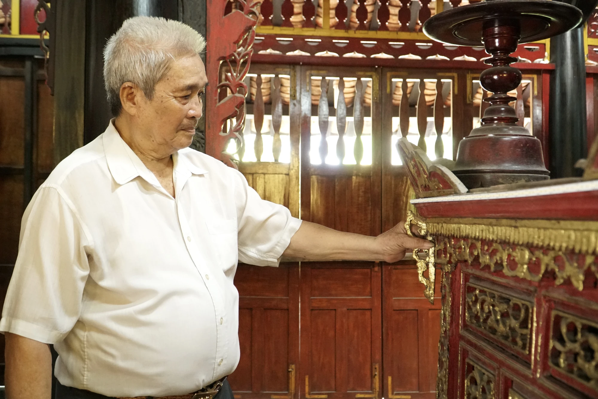 Ông Ngàn cho biết, mỗi lần xin sửa chữa đình thì thủ tục rườm rà, làm cho ông và thành viên trong ban quý tế đắn đo. ẢNH: NHẬT DIỄM Ông Ngàn cho biết, mỗi lần xin sửa chữa đình thì thủ tục rườm rà, làm cho ông và thành viên trong ban quý tế đắn đo. ẢNH: NHẬT DIỄM