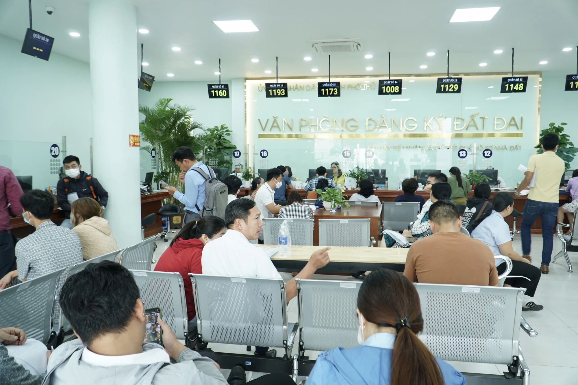 GIẢM TẢI CHO TP THỦ ĐỨC - Bài 2: Để cán bộ, nhân viên hành chính 'dễ thở' ảnh 11
