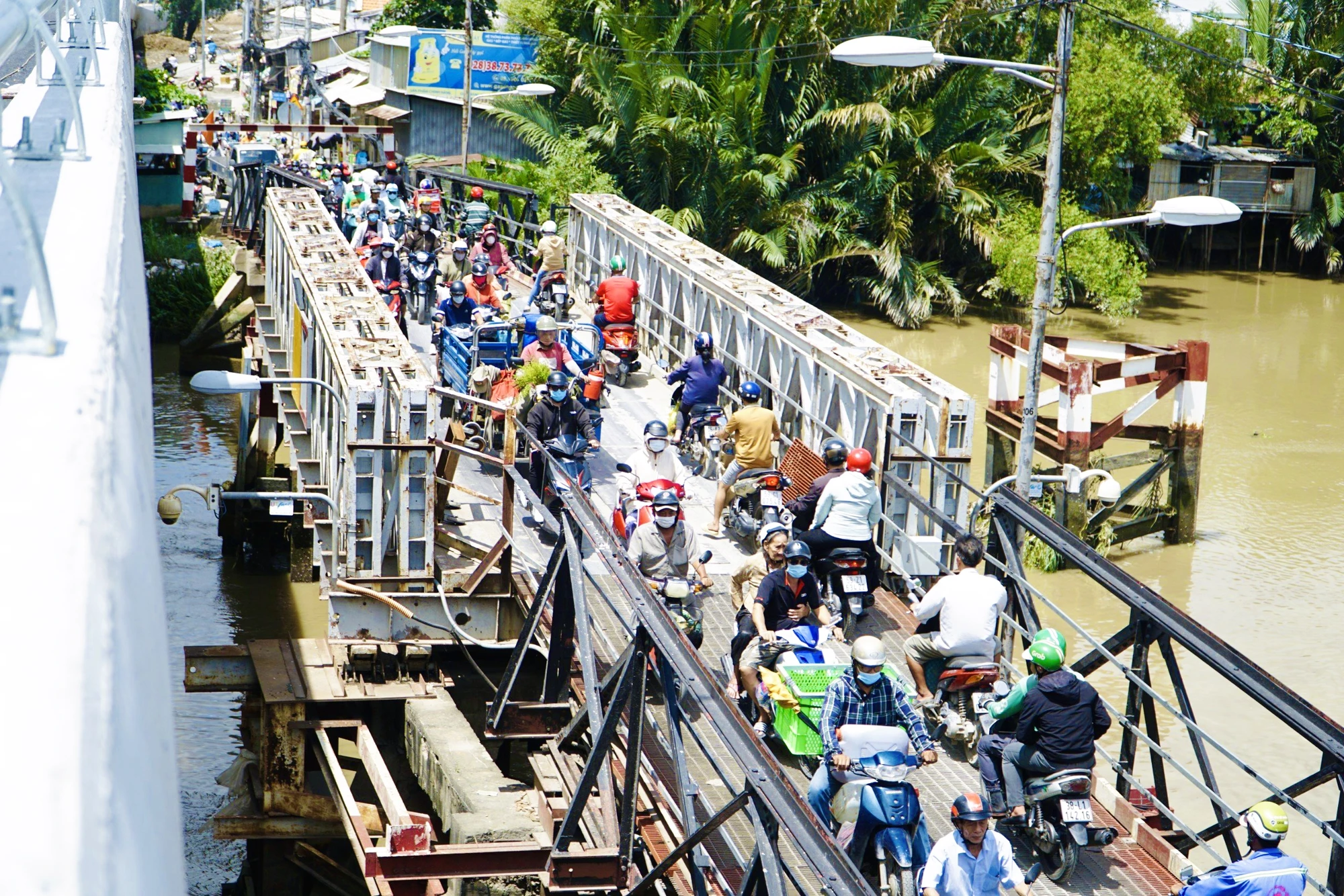 Trong lúc chờ cây cầu mới, người dân khu vực di chuyển khó khăn Trong lúc chờ cây cầu mới, người dân khu vực di chuyển khó khăn