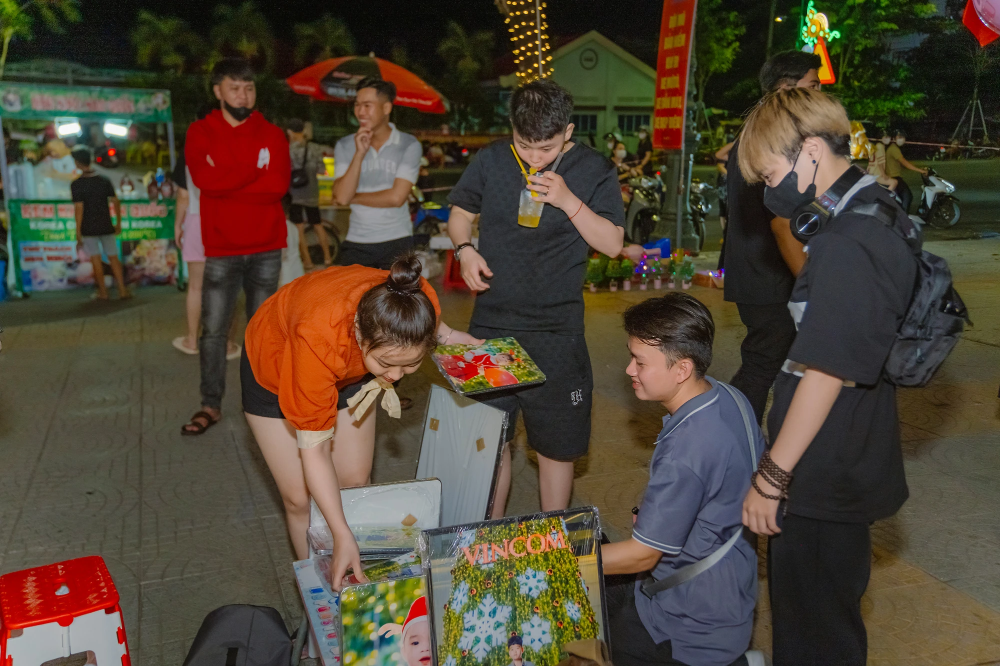 6-chang-trai-hoa-trang-thanh-ong-gia-noel-chup-anh-mien-phi-cho-hang-tram-nguoi-212.jpg