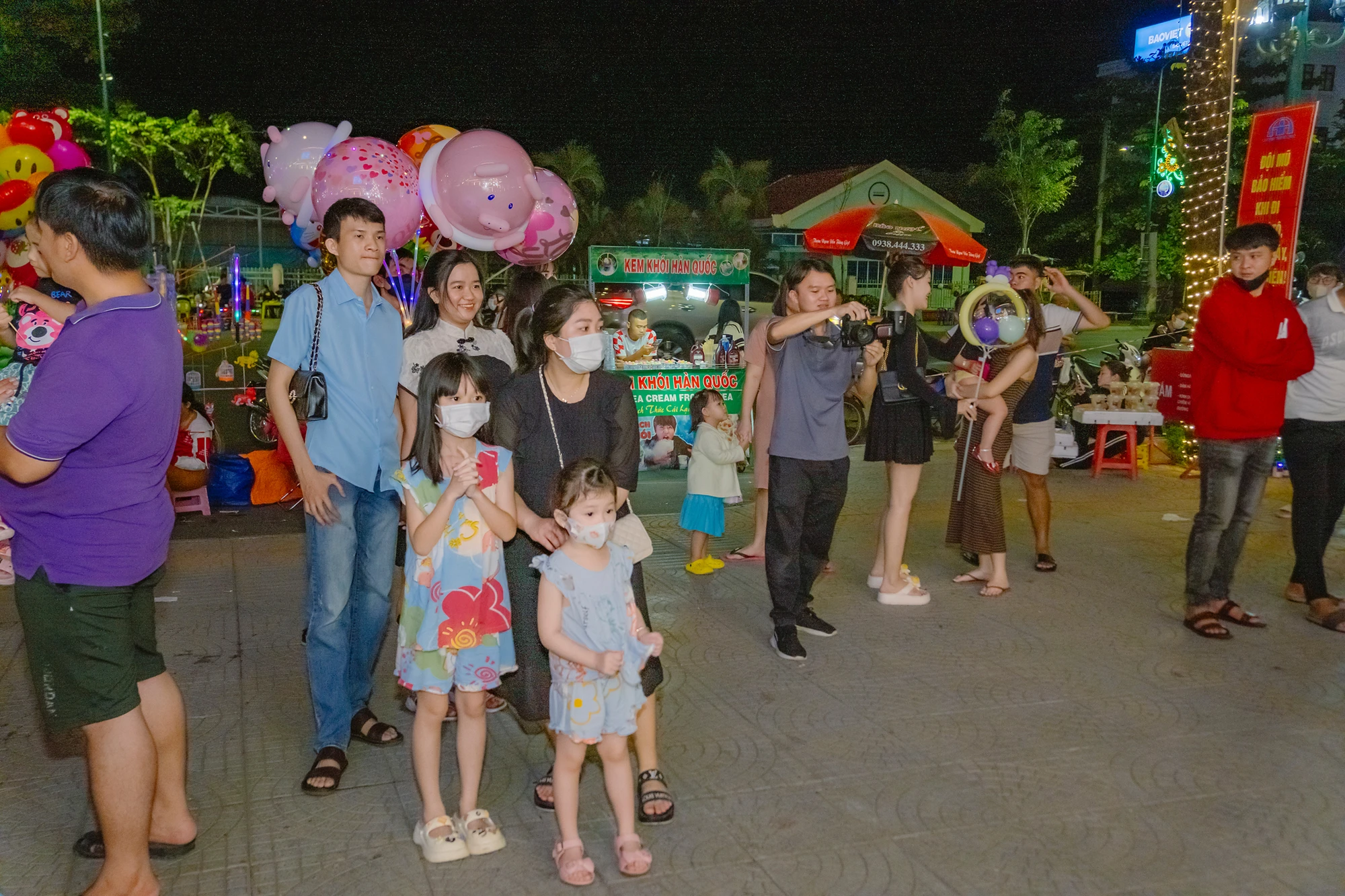 8-chang-trai-hoa-trang-thanh-ong-gia-noel-chup-anh-mien-phi-cho-hang-tram-nguoi-6310.jpg