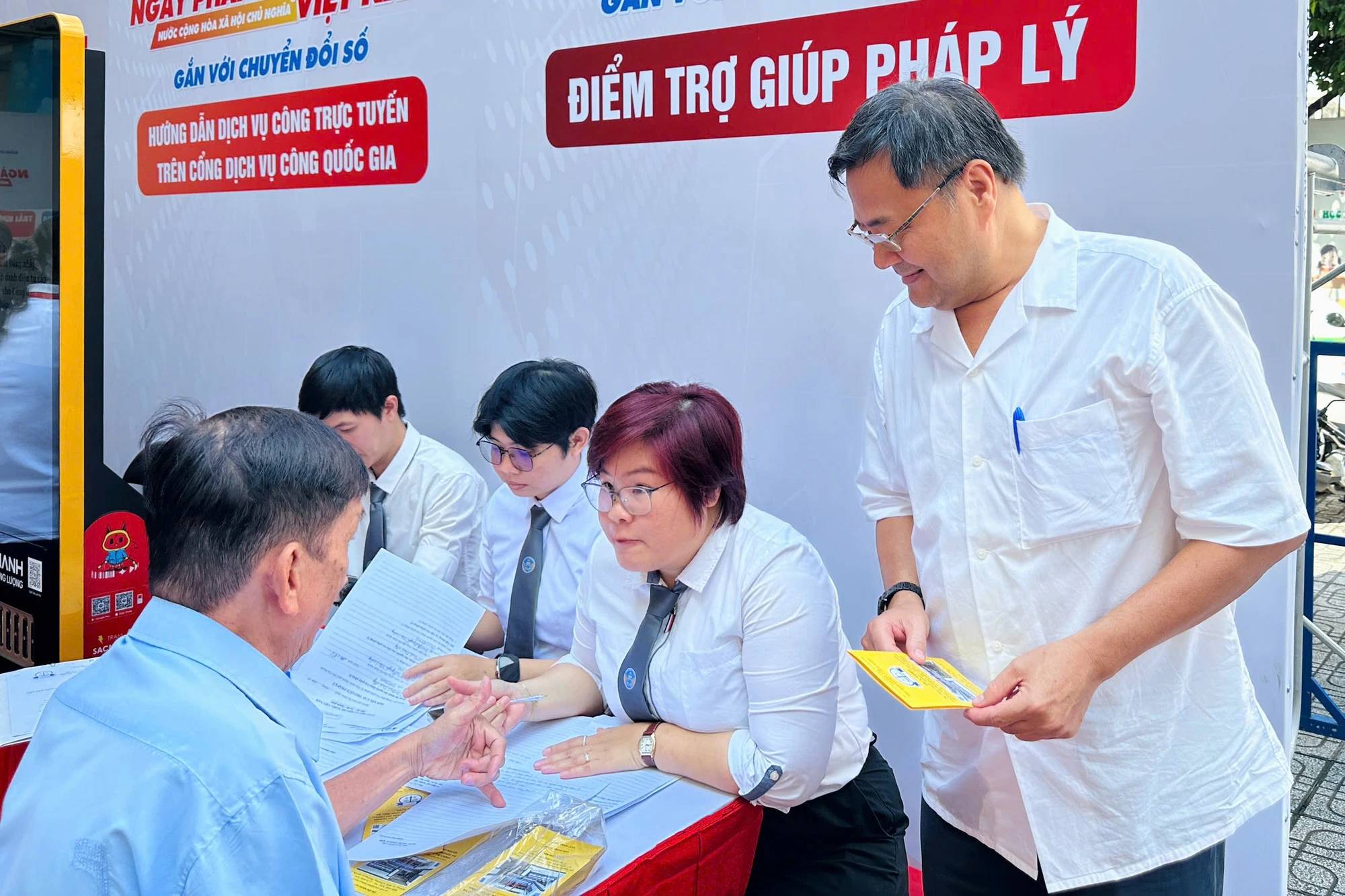 Học pháp luật, sử dụng công nghệ ngay tại Ngày Pháp luật Việt Nam 2025