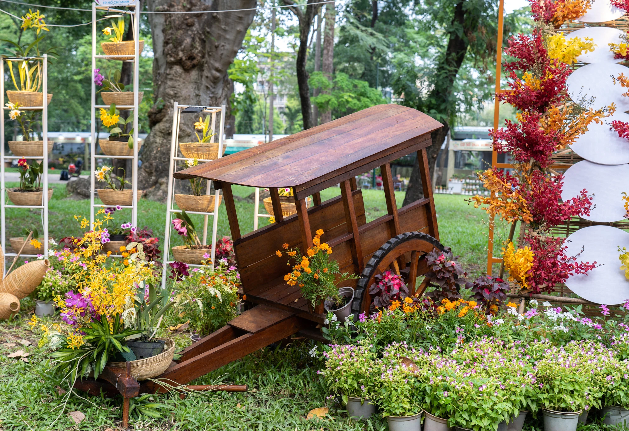 festival-hoa-lan-2023 Nhiều tiểu cảnh được trang trí công phu, thu hút nhiều du khách chụp hình. Ảnh: TIỂU MINH