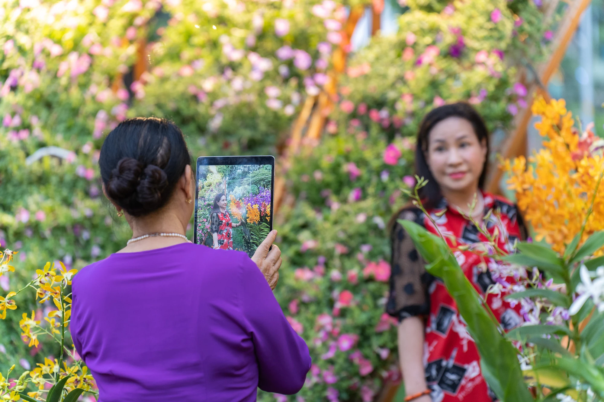 festival-hoa-lan-2023 Du khách sử dụng các thiết bị công nghệ để ghi lại những khoảnh khắc đẹp. Ảnh: TIỂU MINH
