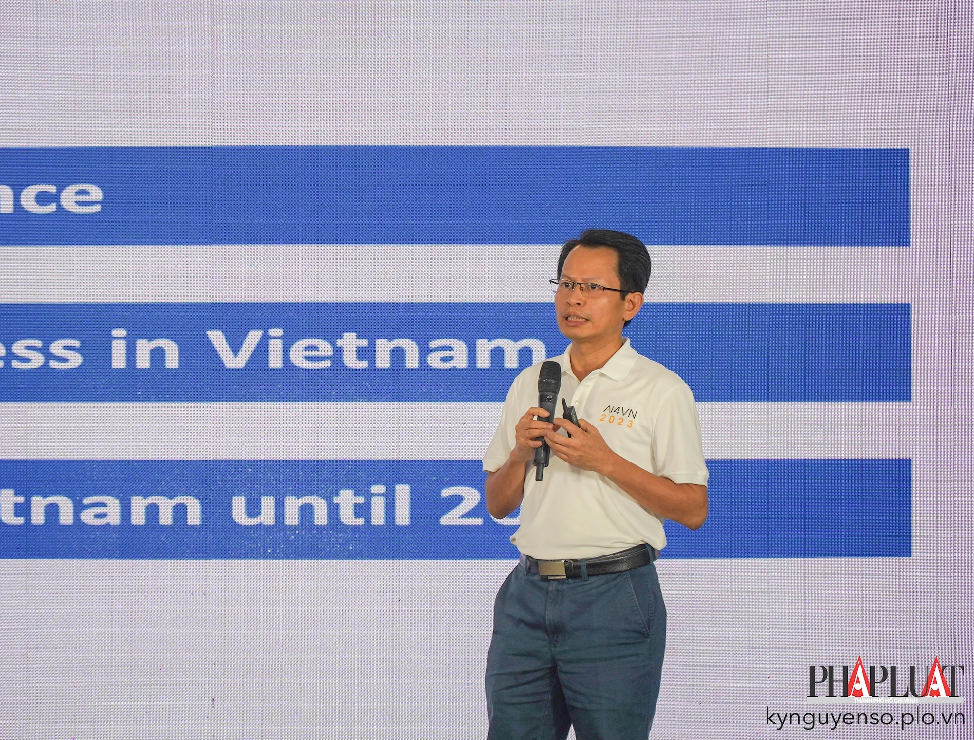 pho-giao-su-ts-bui-thu-lam-tai-ngay-hoi-tri-tue-nhan-tao-vn-2023.jpg