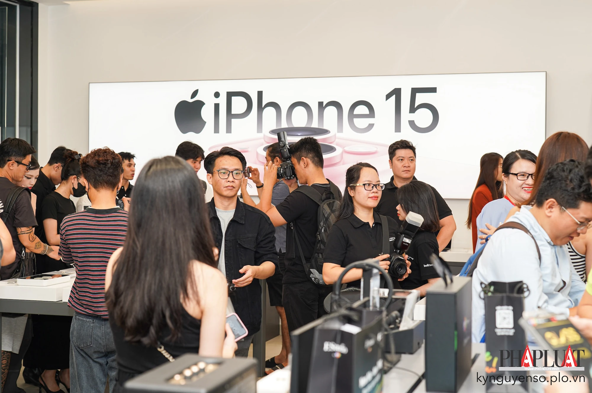 Người dùng hào hứng trải nghiệm iPhone 15 series. Ảnh: TIỂU MINH
