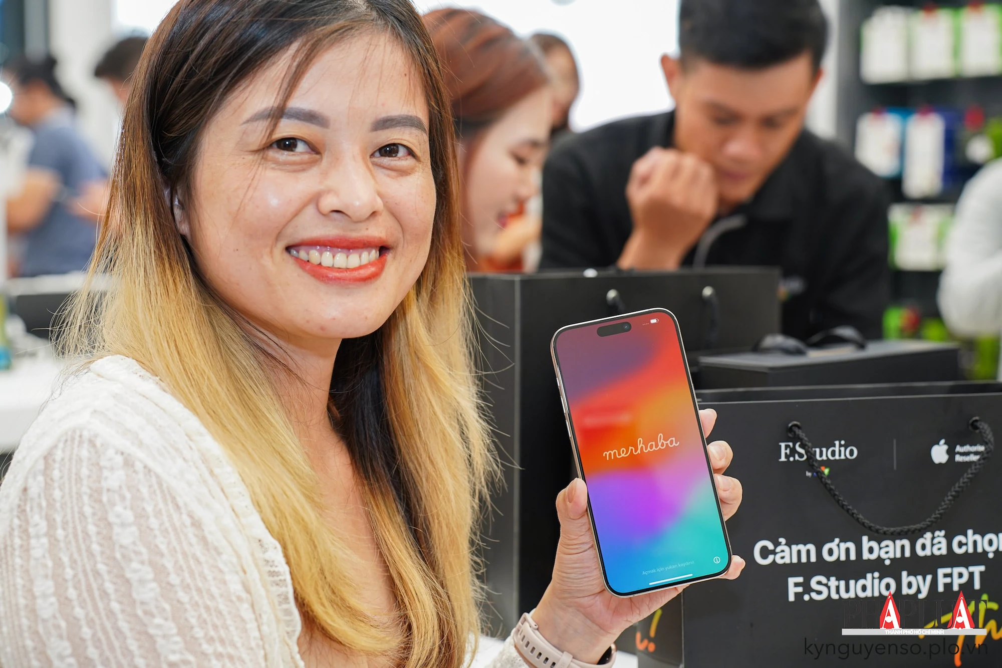 Khách hàng thích thú trải nghiệm iPhone 15 Pro Max. Ảnh: TIỂU MINH