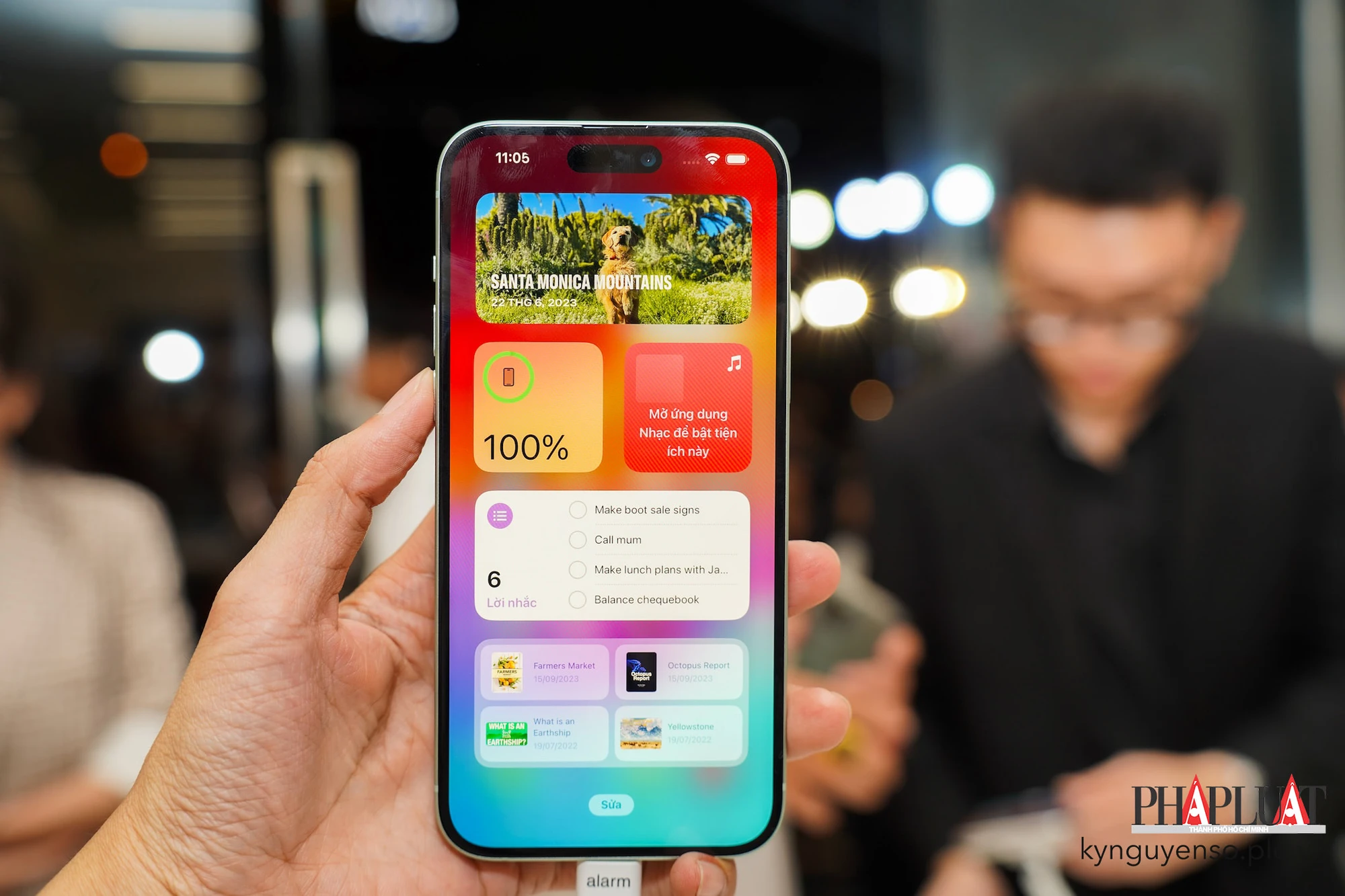 Trên tay iPhone 15 Plus. Ảnh: TIỂU MINH
