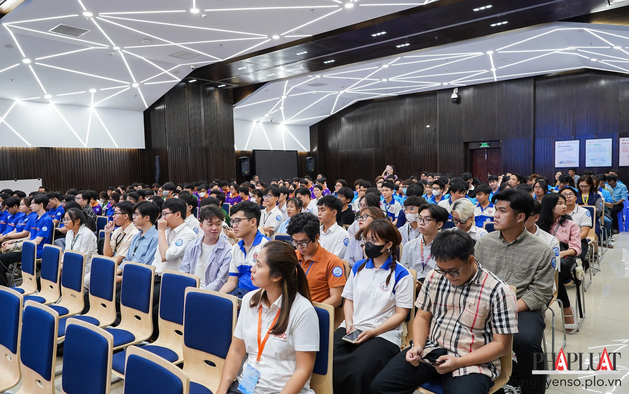 Hơn 700 các bạn sinh viên ngành CNTT tham gia hội thảo. Ảnh: TIỂU MINH
