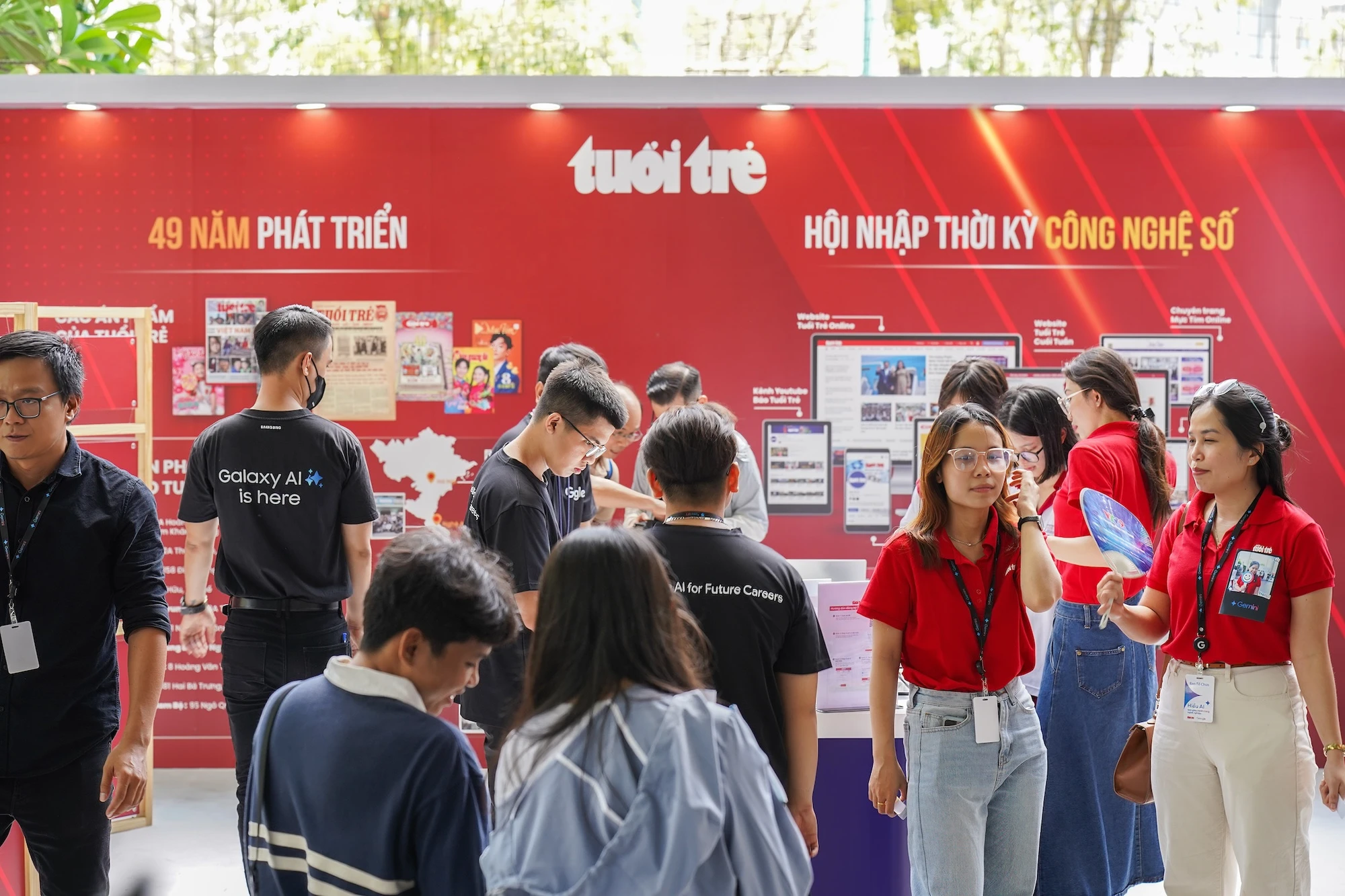 Gian hàng giới thiệu của Báo Tuổi Trẻ. Ảnh: TIỂU MINH