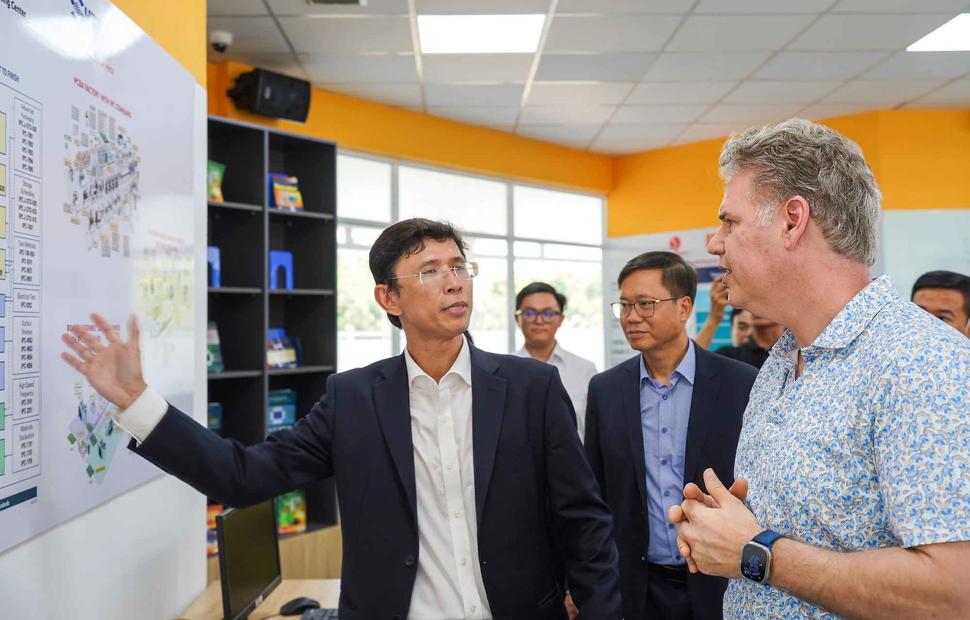 Ông Nguyễn Anh Thi (trái), Trưởng ban quản lý Khu Công nghệ cao TP.HCM và ông Keith Strier (phải), Phó Chủ tịch Tập đoàn sản xuất chip hàng đầu thế giới NVIDIA.