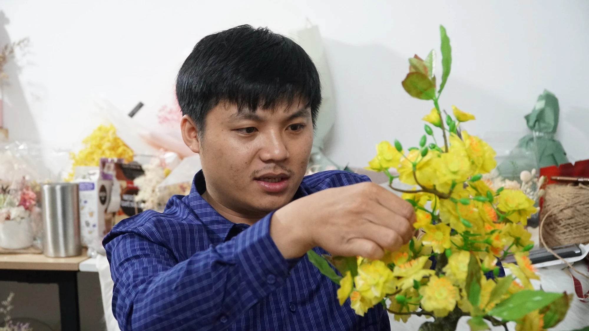 Để có vảy đúng chuẩn làm hoa, anh đã chọn lọc cá từ 5-10 kg sau đó vảy sẽ được đem đi khử mùi tanh, nhuộm màu và tạo hình. Ảnh: TIỂU MINH