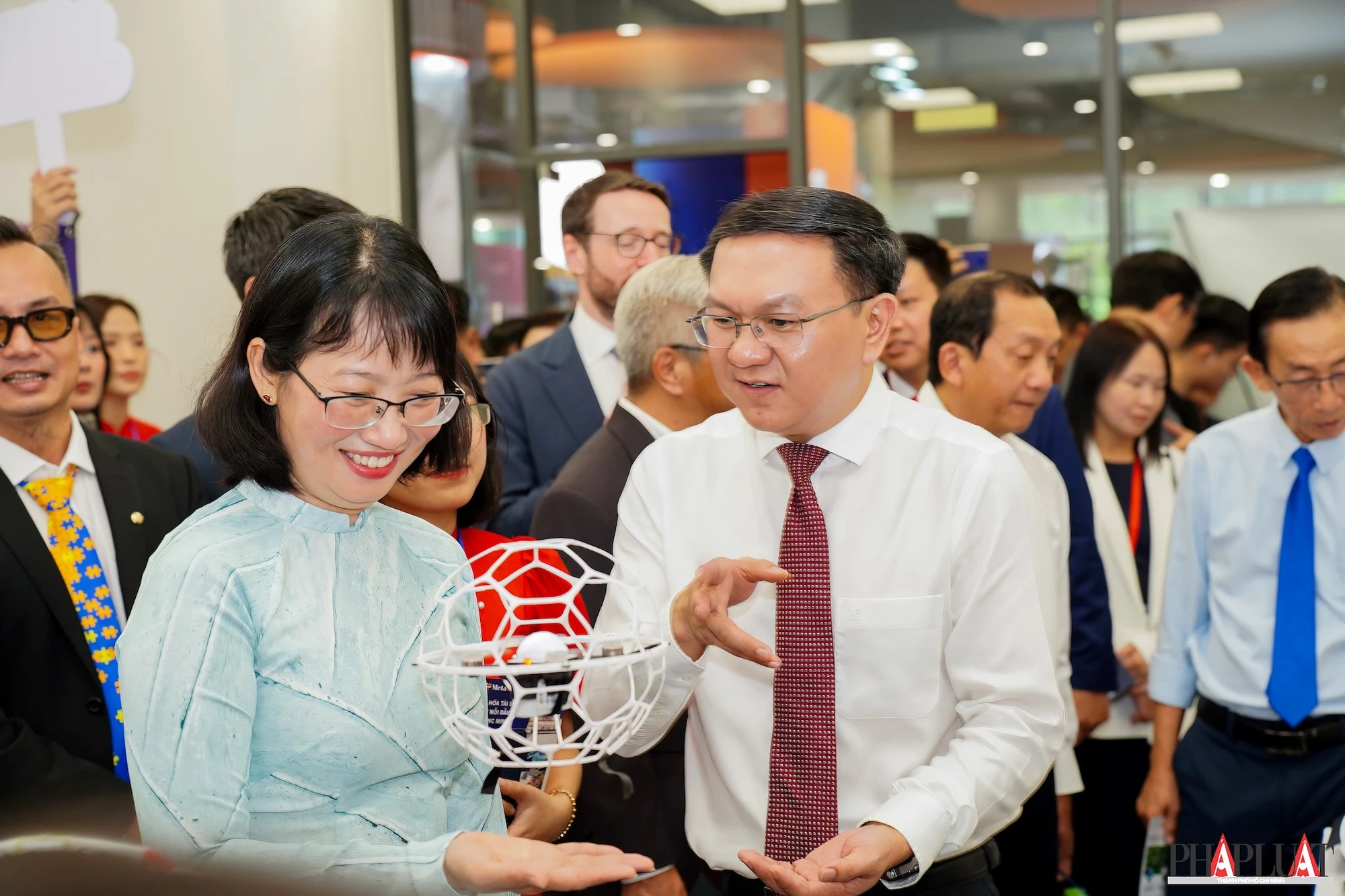 Bà Trần Thị Diệu Thúy, Phó Chủ tịch UBND TP.HCM và ông Lâm Đình Thắng, Giám đốc Sở KH&CN TP.HCM đang tham quan các gian hàng. Ảnh: MINH HOÀNG