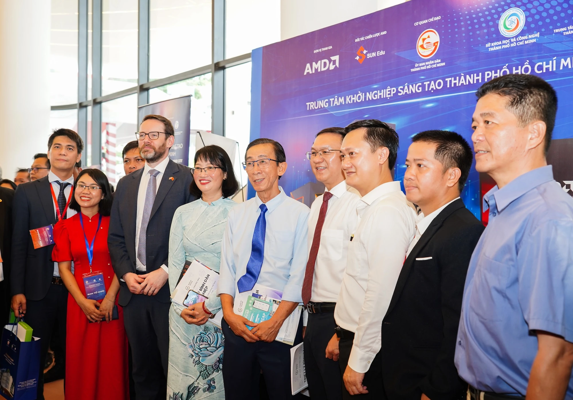 Lãnh đạo TP và các sở ban ngành chụp hình lưu niệm trong buổi lễ khánh thành trung tâm. Ảnh: MINH HOÀNG
