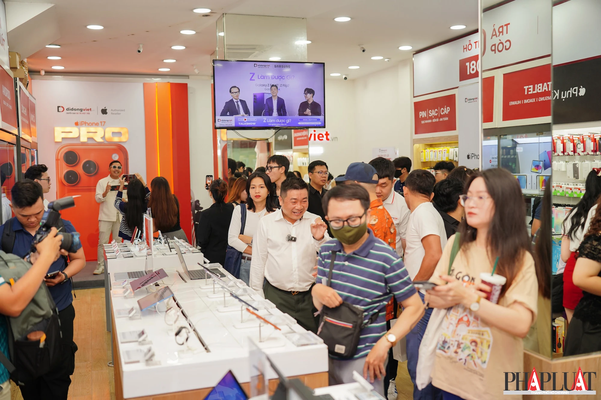 Hệ thống Di Động Việt cho biết có đến 65% khách chọn iPhone 17 Pro Max, đặc biệt là phiên bản màu cam. Ảnh: TIỂU MINH