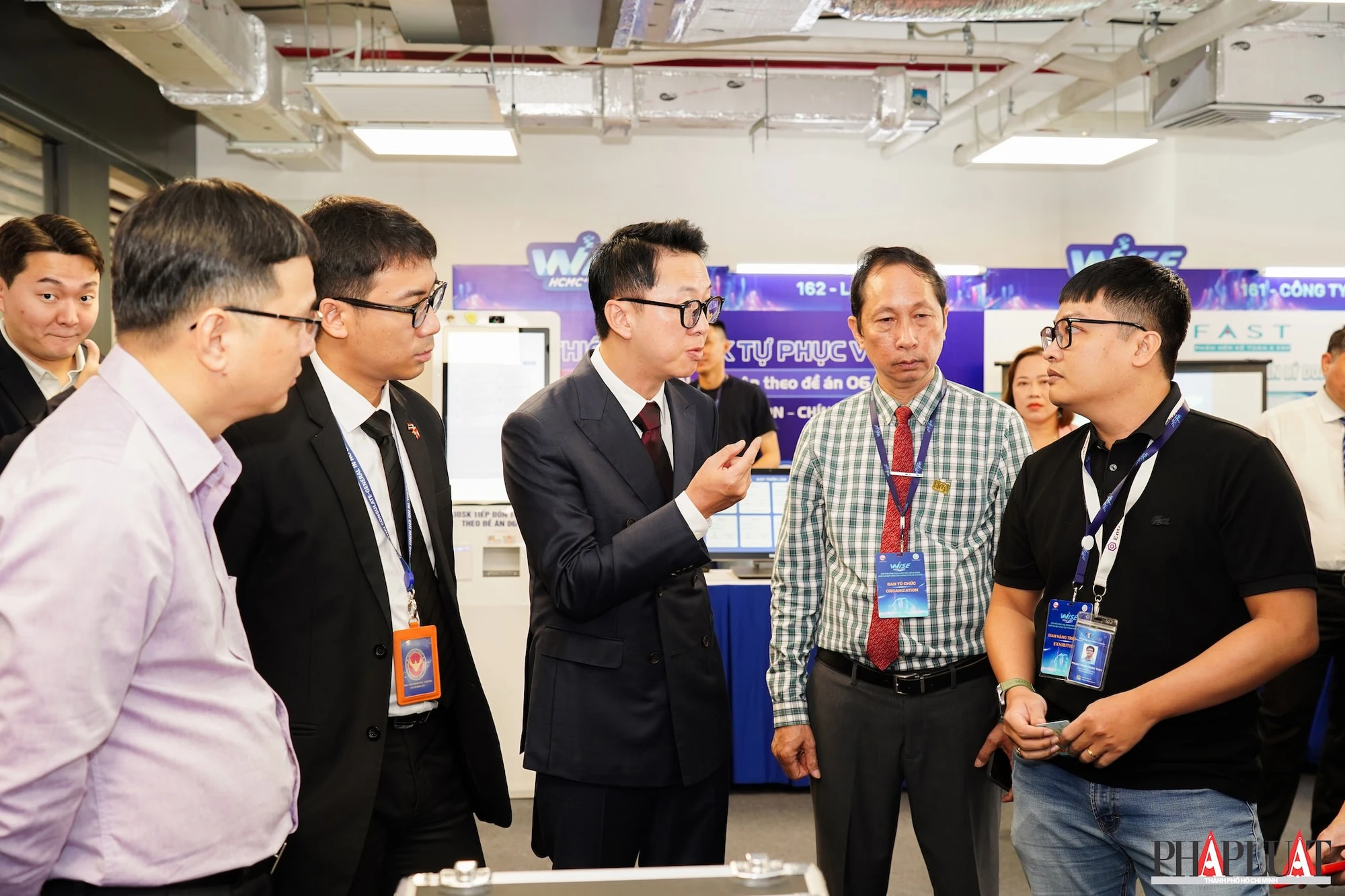Lãnh đạo các đơn vị tham quan các gian hàng tại WISE HCMC+ 2025. Ảnh: TIỂU MINH
