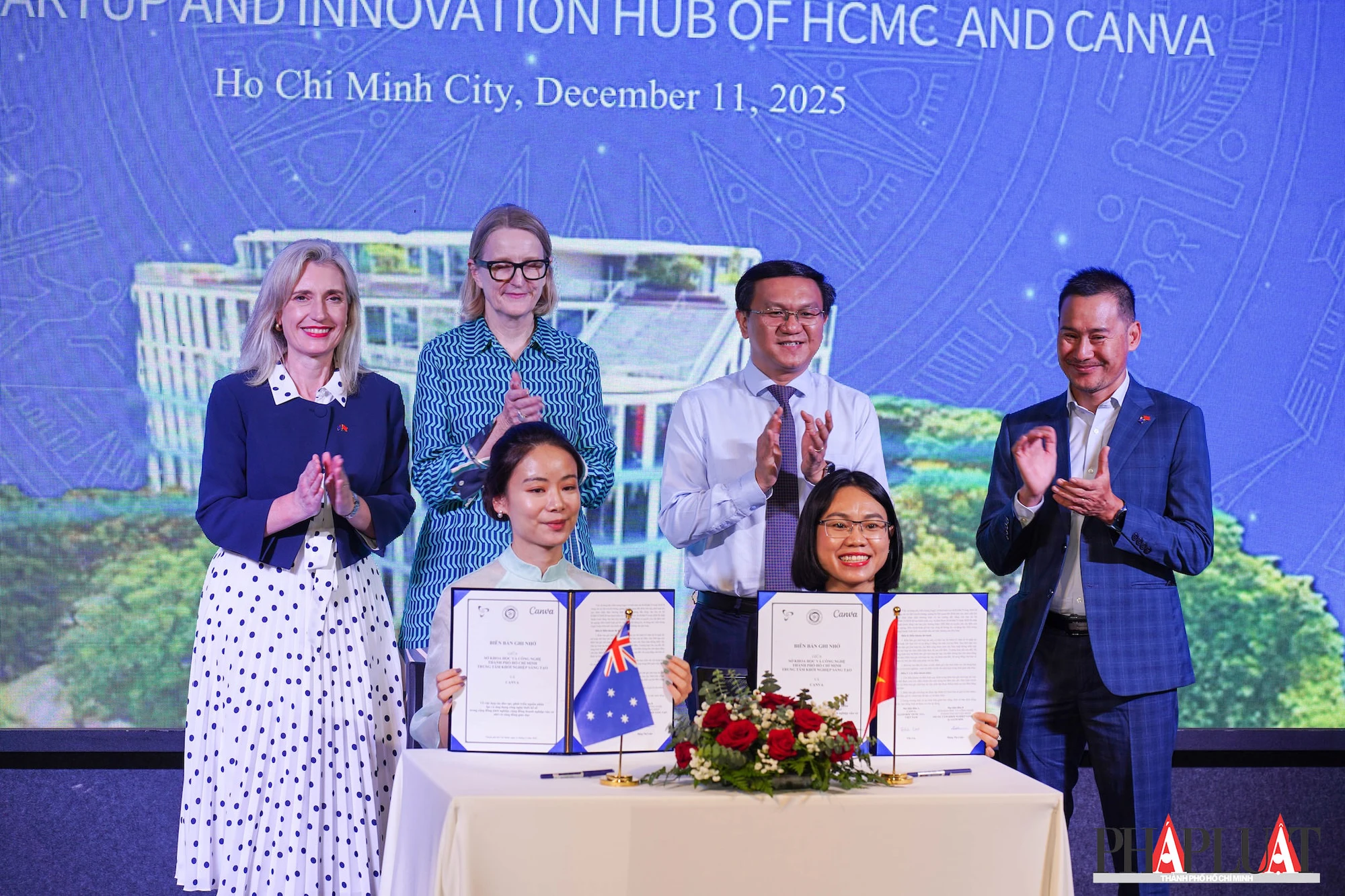 Ký kết hợp tác chiến lược giữa Canva (trái) và SIHUB (phải). Ảnh: TIỂU MINH