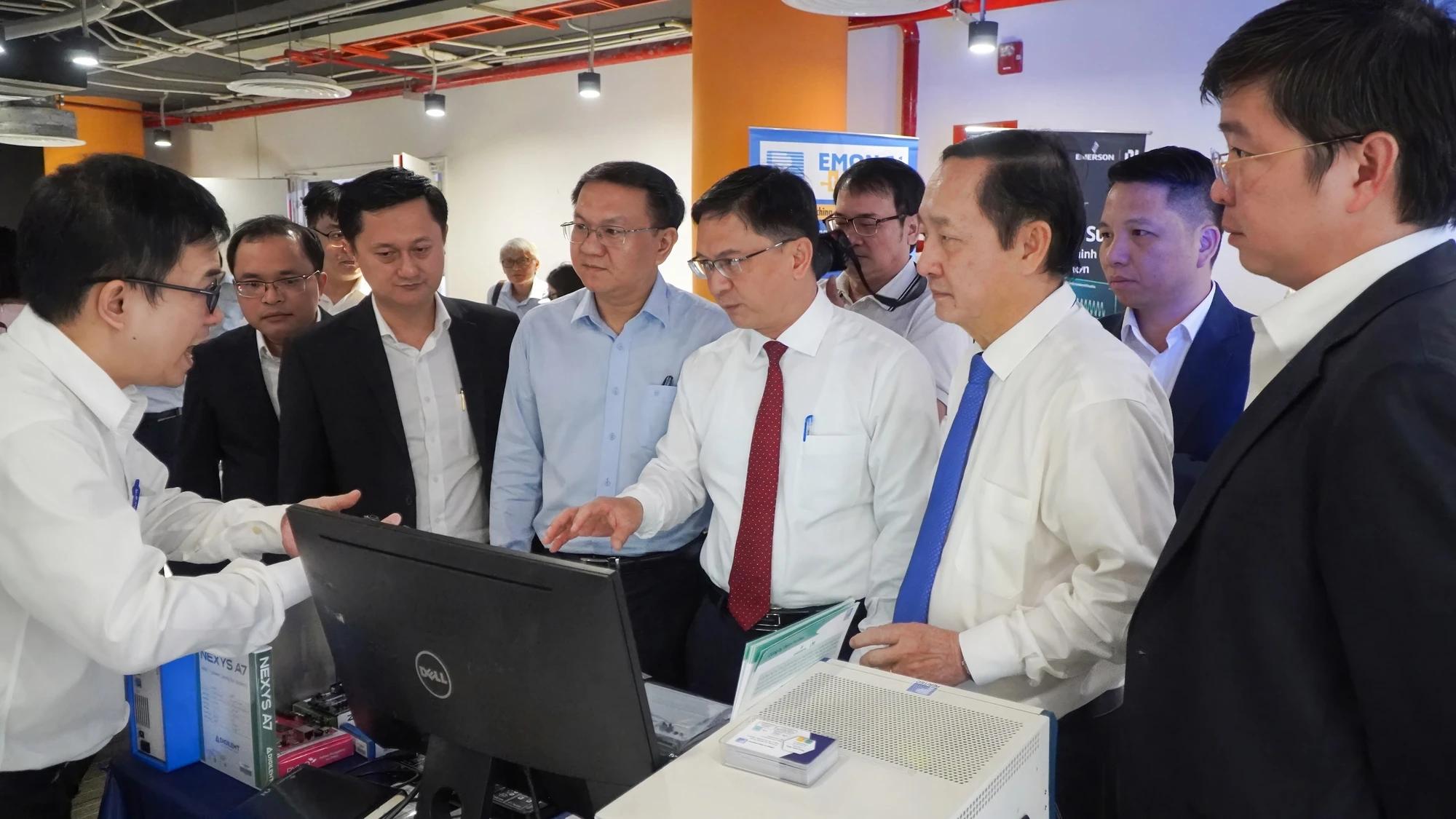 Lãnh đạo trung ương và TP tham quan các gian hàng.