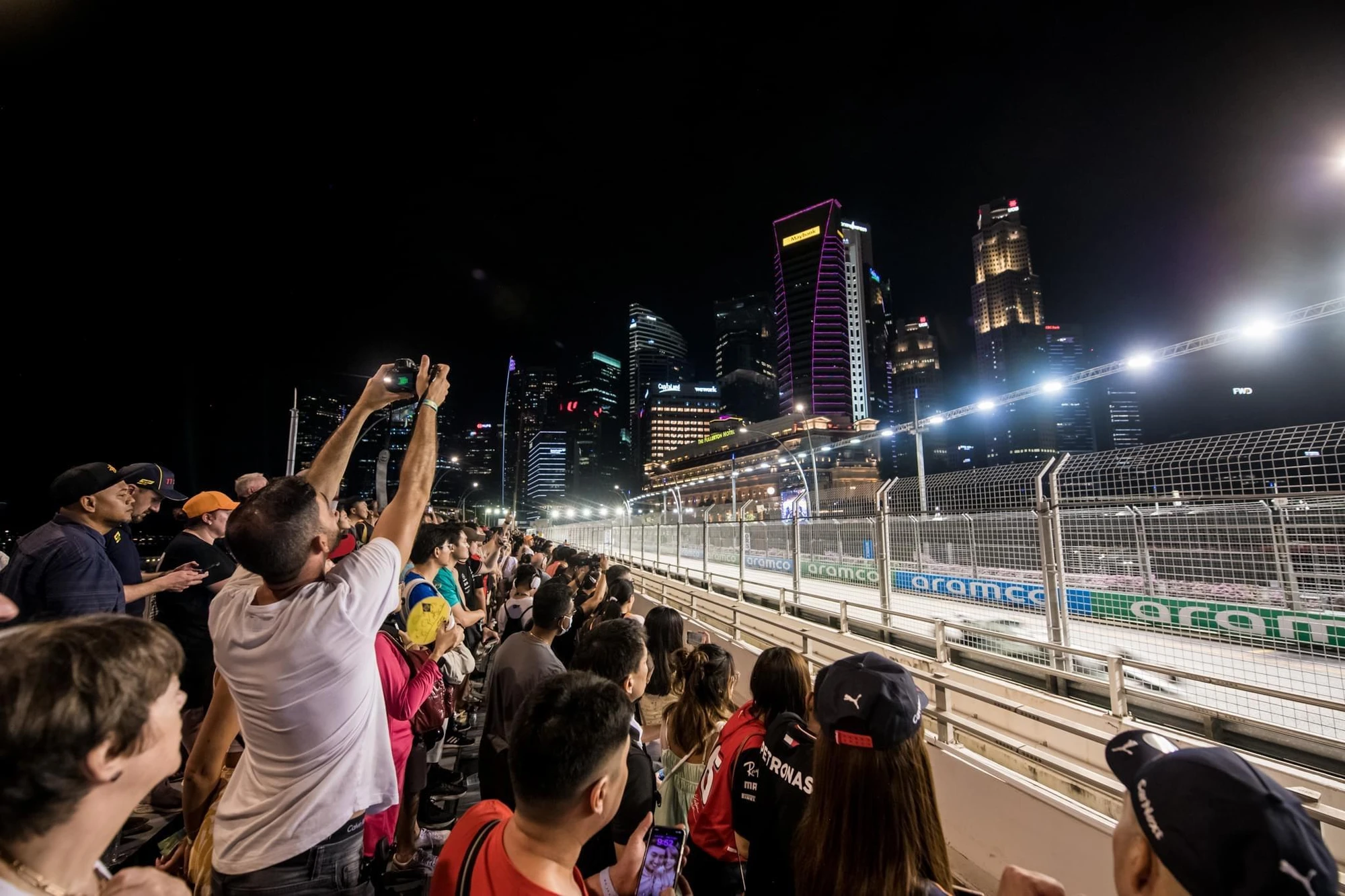 Một khán giả ghi hình chặng đua đêm ở Singapore. Ảnh: PHẠM HUY Một khán giả ghi hình chặng đua đêm ở Singapore. Ảnh: PHẠM HUY