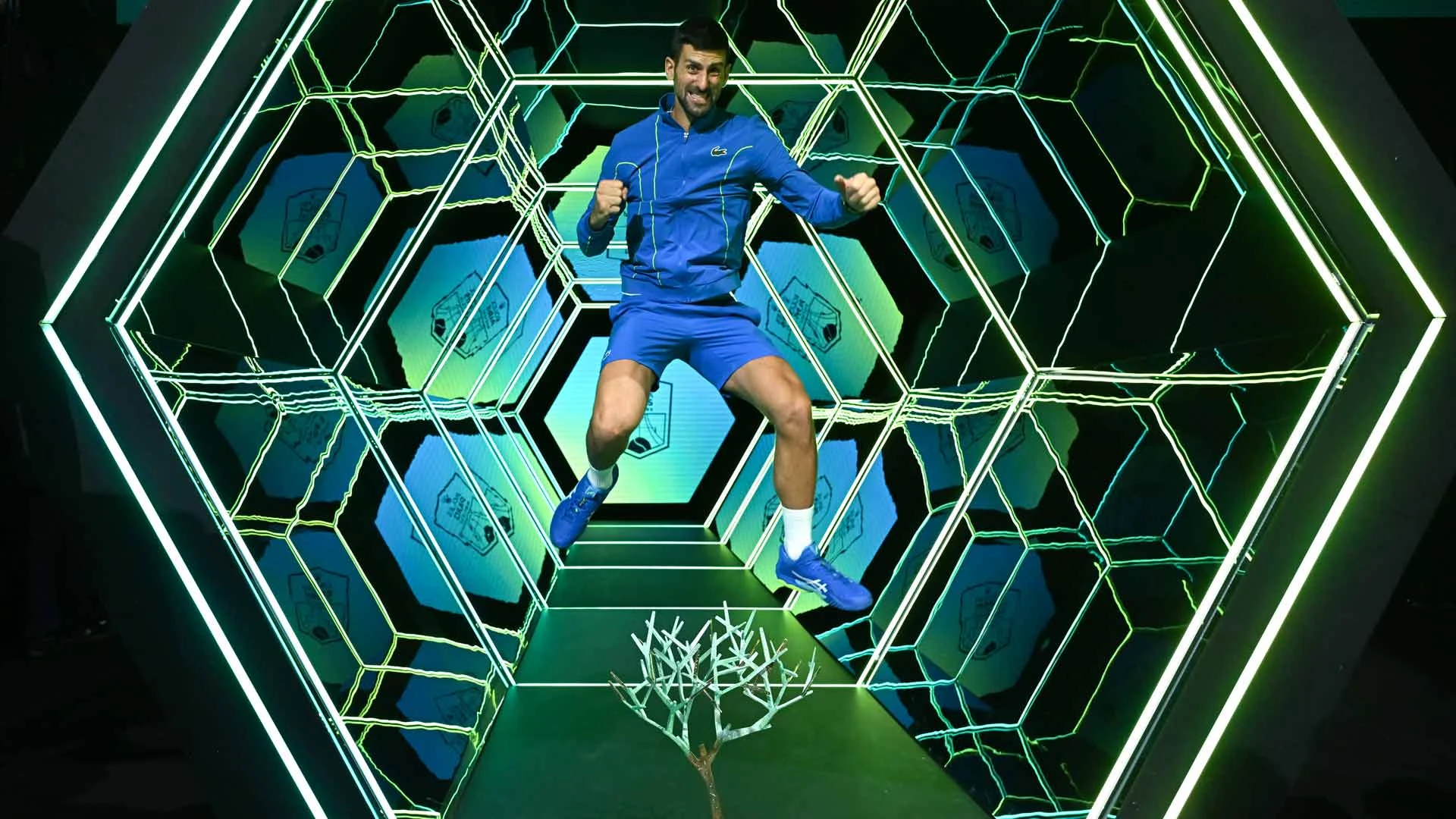 Djokovic có hành động khó tin dành cho bại tướng Dimitrov