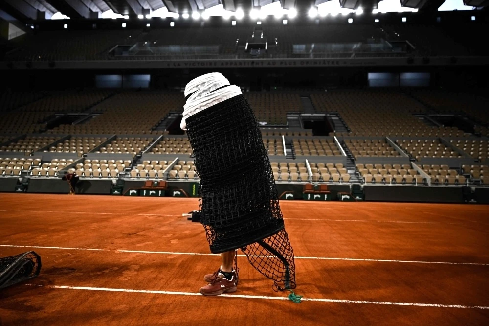 Mặt sân đất nện Roland Garros được chăm sóc như thế nào