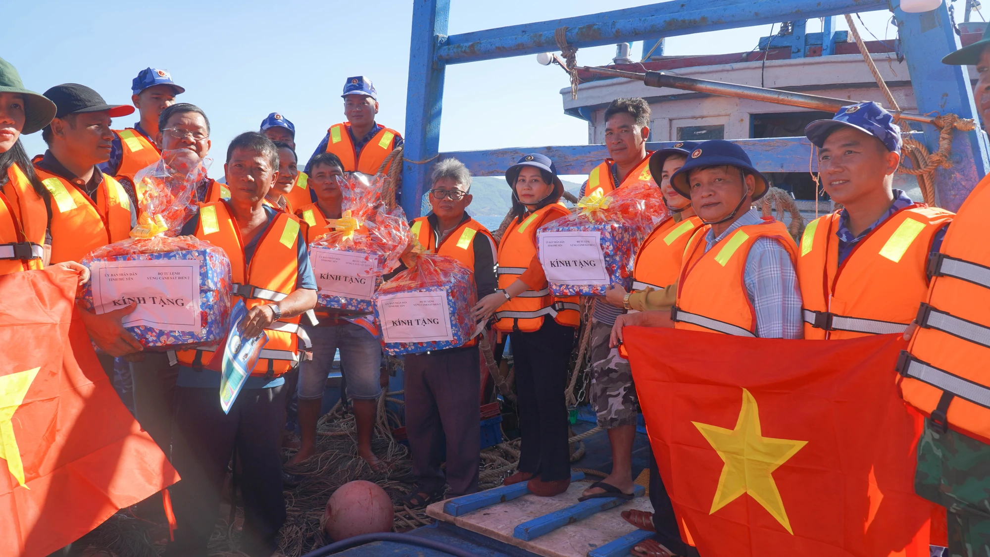 Đoàn công tác của tỉnh Phú Yên trao quà cho các chủ tàu, ngư dân đang đánh bắt trên vùng biển của tỉnh nhà. Đoàn công tác của tỉnh Phú Yên trao quà cho các chủ tàu, ngư dân đang đánh bắt trên vùng biển của tỉnh nhà.