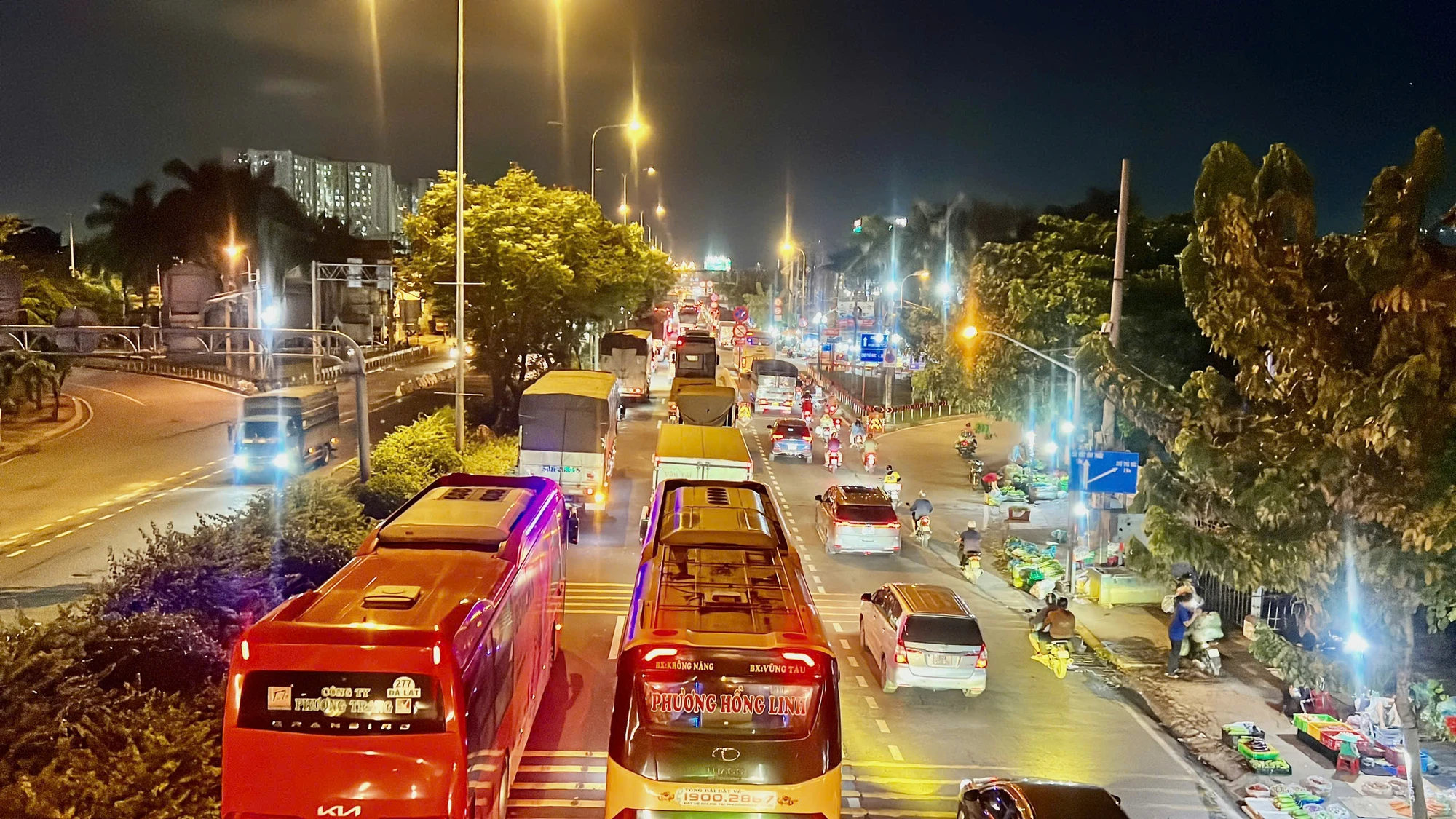 giao-thong-tac-nghen-nhieu-gio-tren-duong-do-muoi-doan-qua-tp-thu-duc (3).jpg