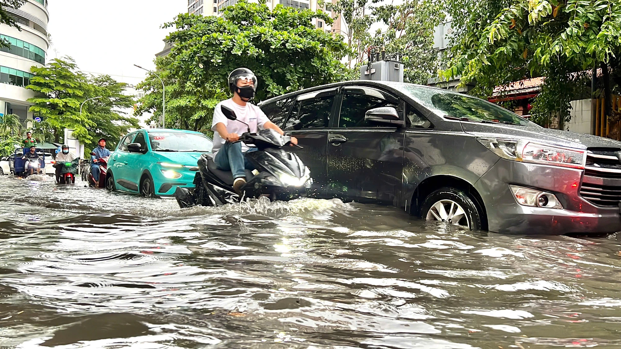 tp-thu-duc-mua-lon-keo-dai-nguoi-dan-vat-va-vuot-dong-nuoc-ngap-tro-ve-nha (3).jpg