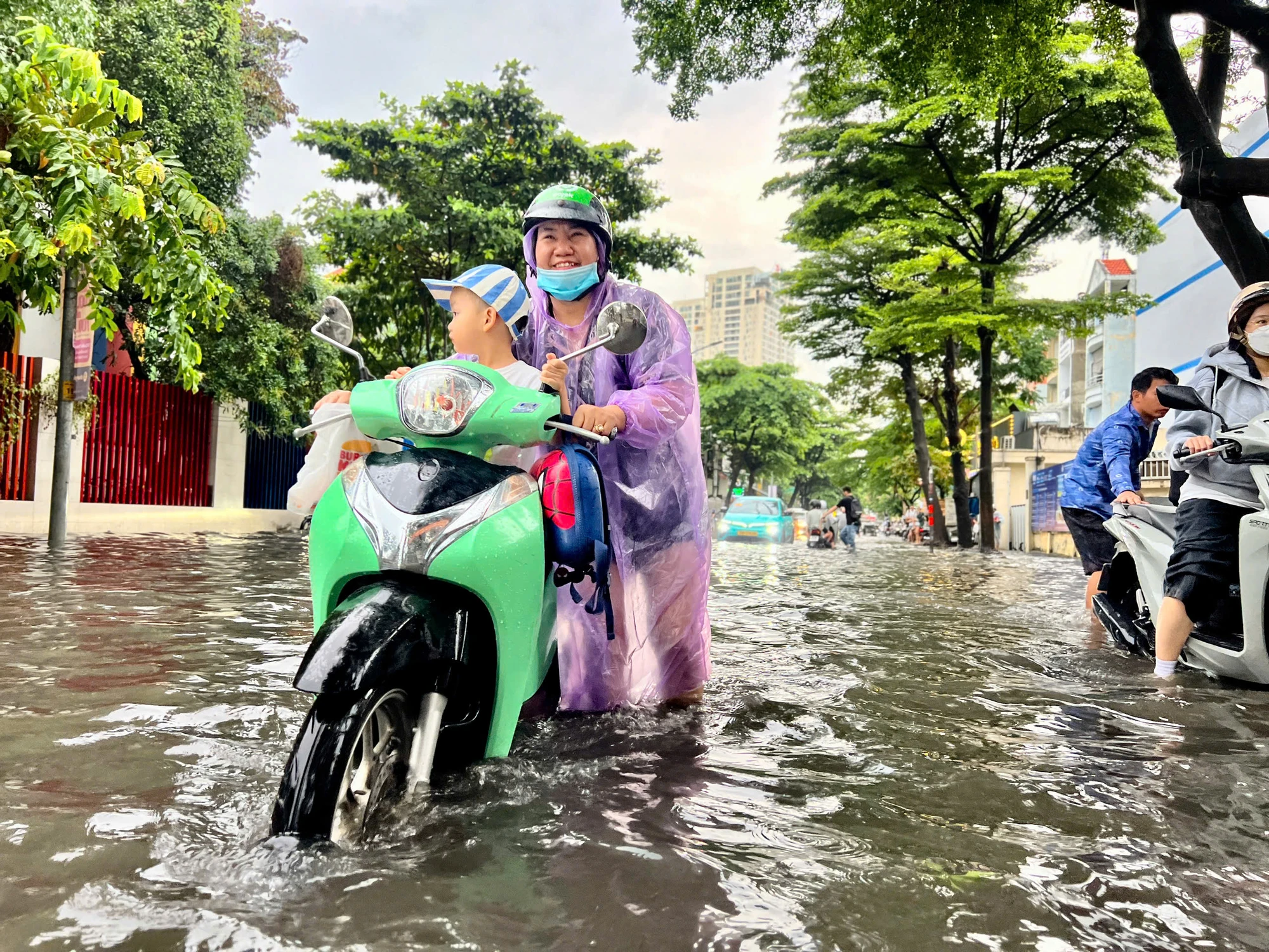 tp-thu-duc-mua-lon-keo-dai-nguoi-dan-vat-va-vuot-dong-nuoc-ngap-tro-ve-nha (6).jpg
