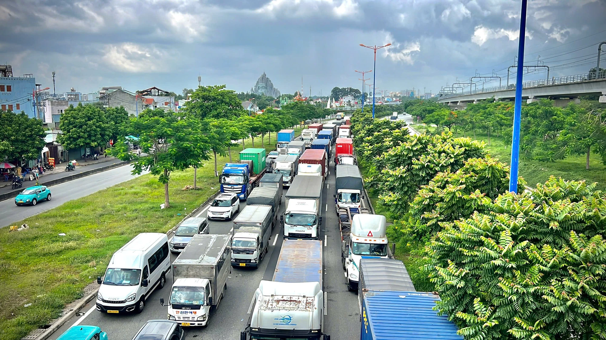 Kẹt xe nghiêm trọng trong nhiều giờ ở cửa ngõ phía Đông TP.HCM