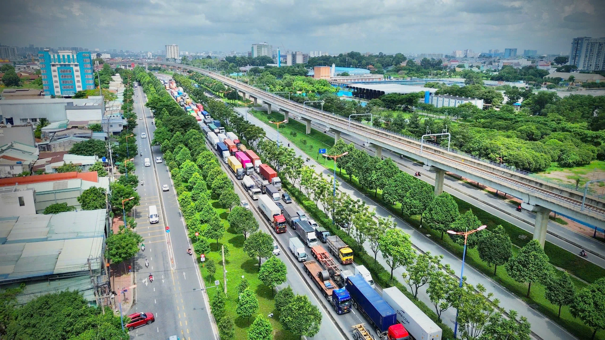 Kẹt xe nghiêm trọng trong nhiều giờ ở cửa ngõ phía Đông TP.HCM