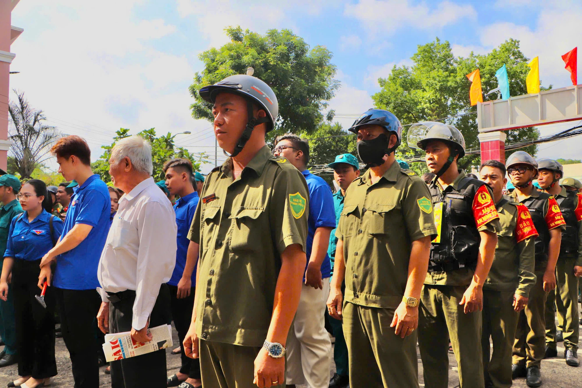 chum-anh-cong-an-tp-hcm-cung-168-cong-an-phuong-xa-dong-loat-ra-quan-tan-cong-tran-ap-cac-loai-toi-pham (11).jpg