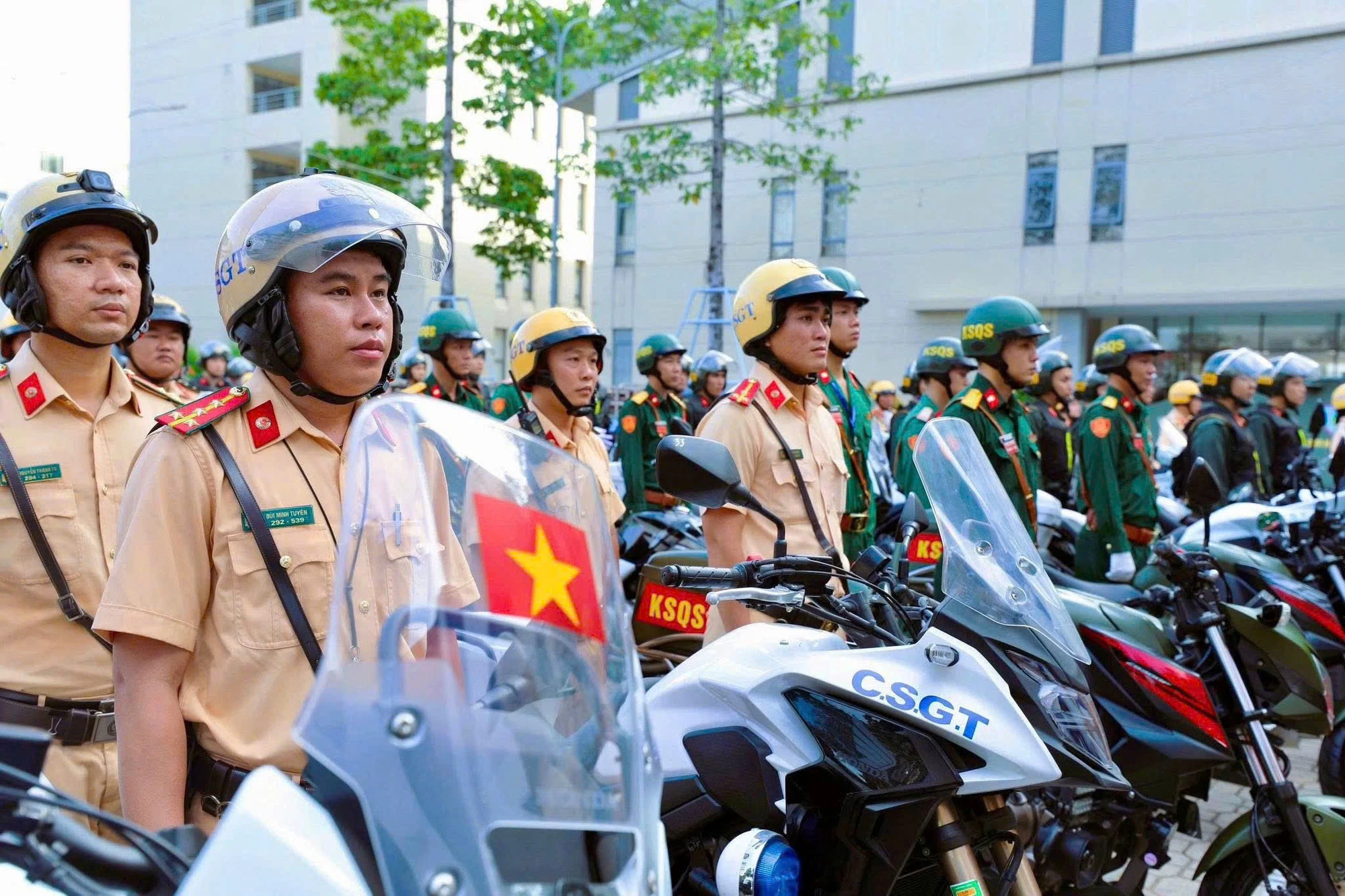 chum-anh-cong-an-tp-hcm-cung-168-cong-an-phuong-xa-dong-loat-ra-quan-tan-cong-tran-ap-cac-loai-toi-pham (5).jpg