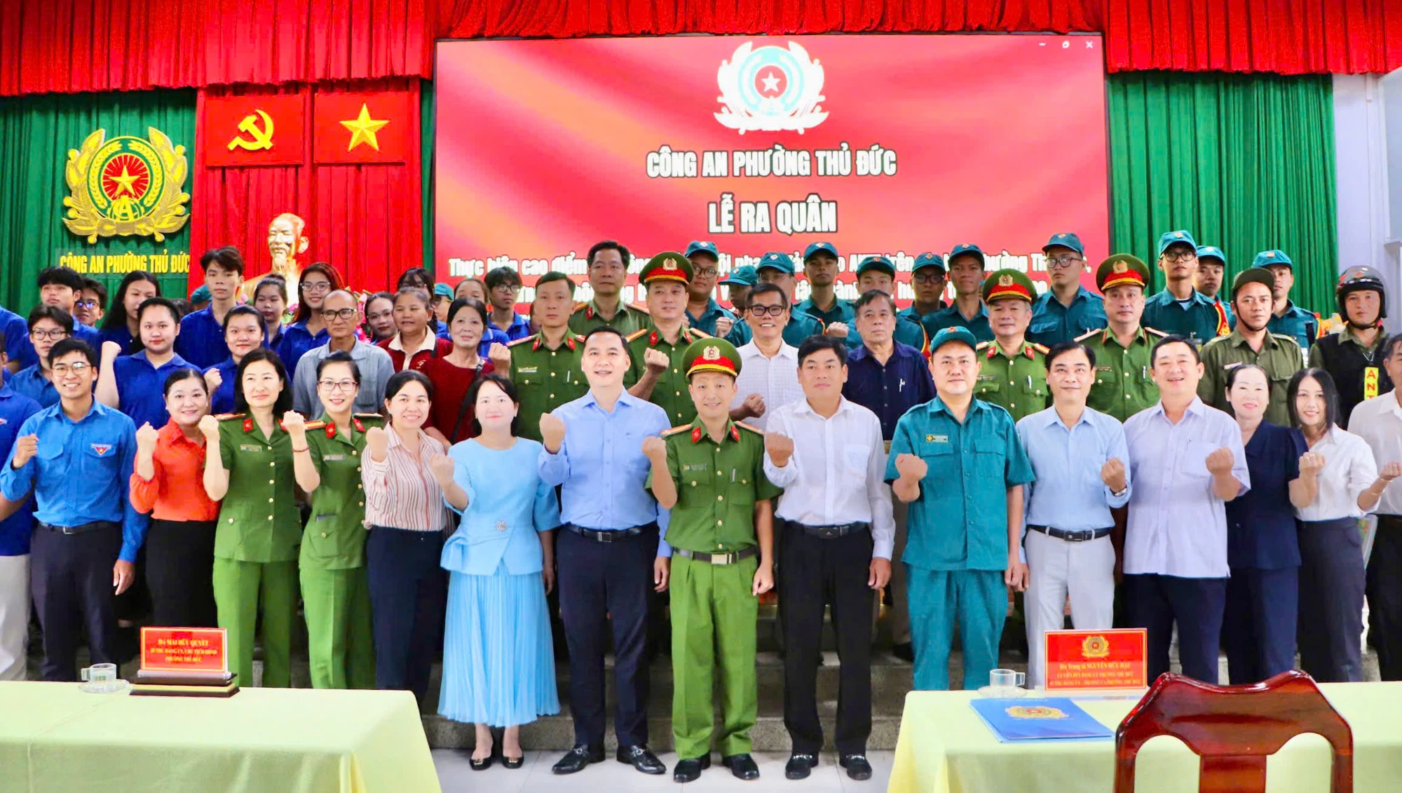 chum-anh-cong-an-tp-hcm-cung-168-cong-an-phuong-xa-dong-loat-ra-quan-tan-cong-tran-ap-cac-loai-toi-pham (9).jpg