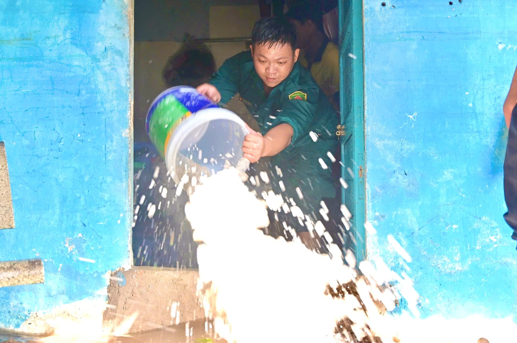 tp-hcm-khan-truong-khac-phuc-su-co-ngap-lut-sap-do-tuong-nha-tro-sau-tran-mua-lon (7).jpg