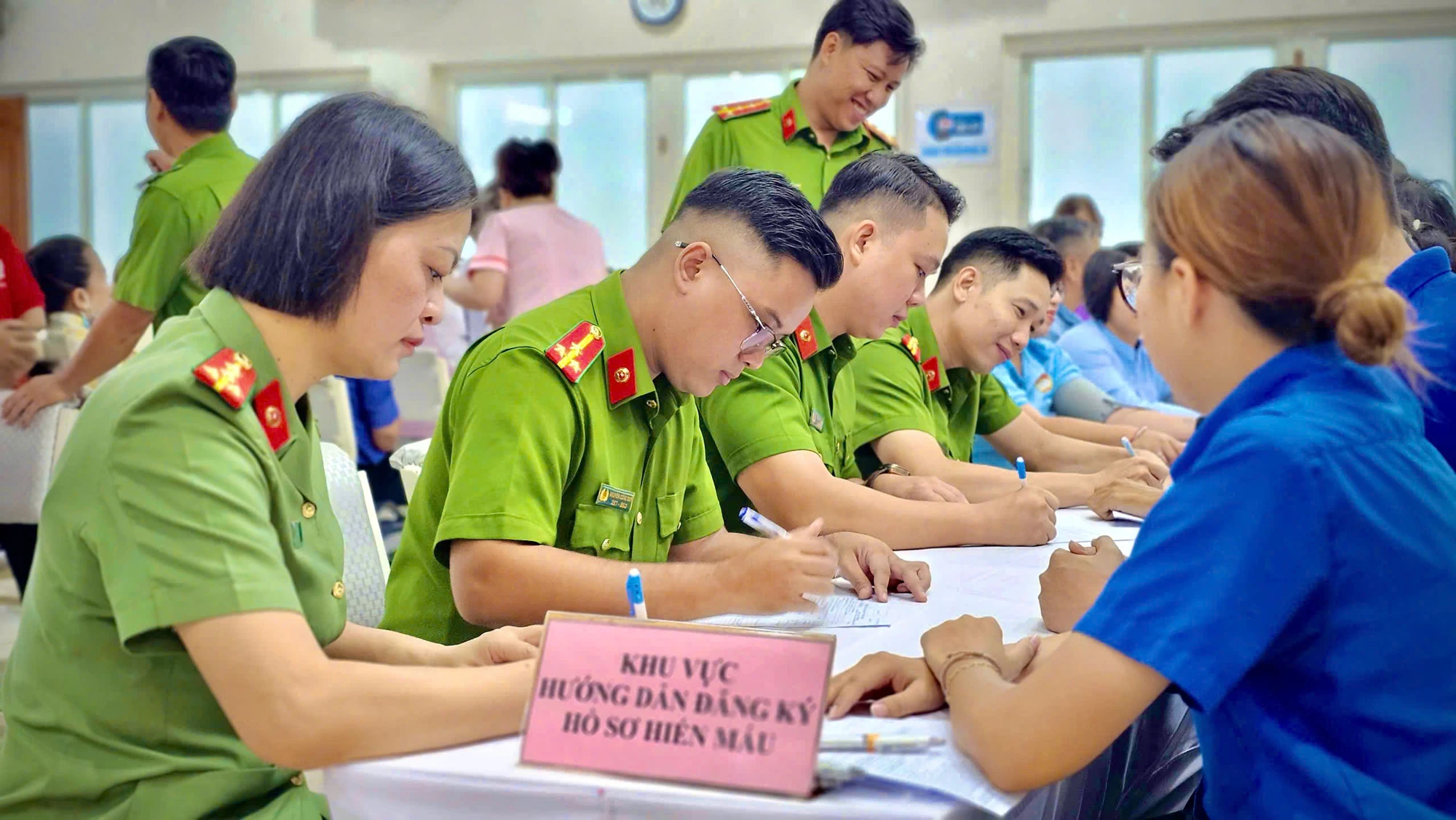 cong-an-phuong-tan-son-hoa-la-chan-vung-chac-giua-long-dan (11).jpg