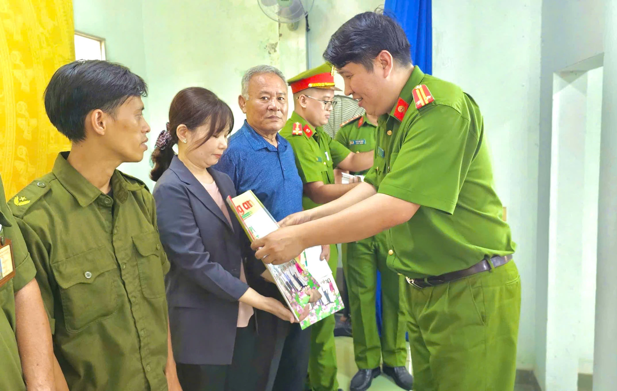 cong-an-phuong-tan-son-hoa-la-chan-vung-chac-giua-long-dan (2).jpg