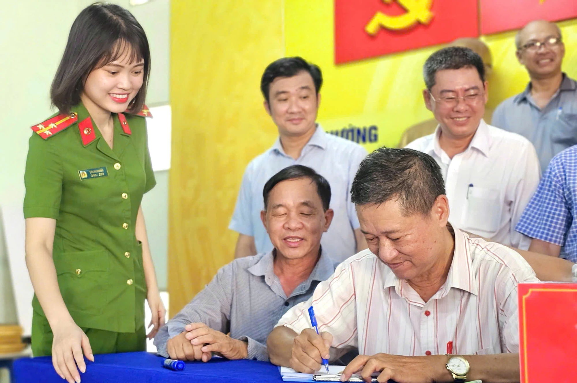 cong-an-phuong-tan-son-hoa-la-chan-vung-chac-giua-long-dan (8).jpg