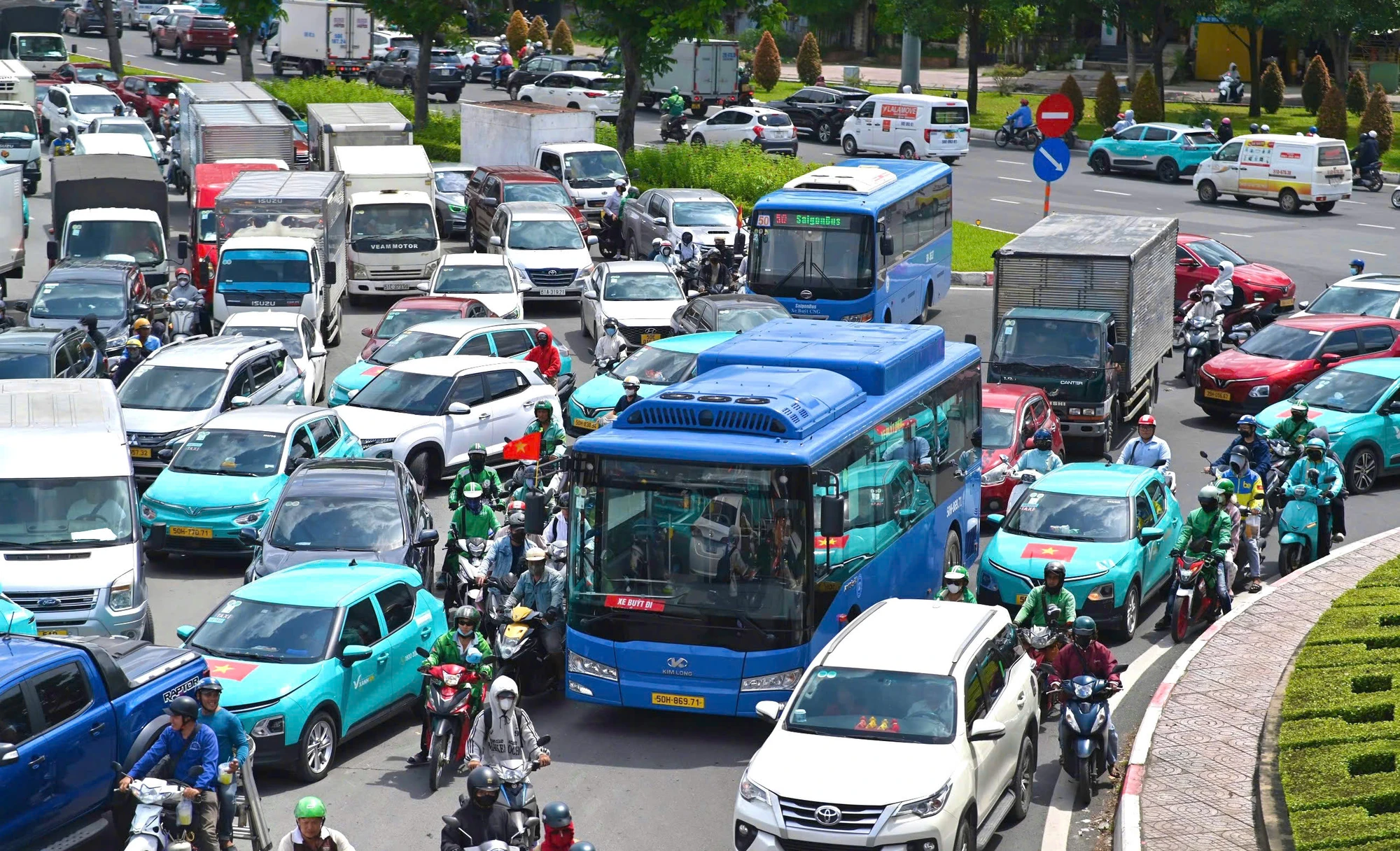 Ùn ứ kéo dài nhiều km trên đường Phạm Văn Đồng, xe nhích từng mét