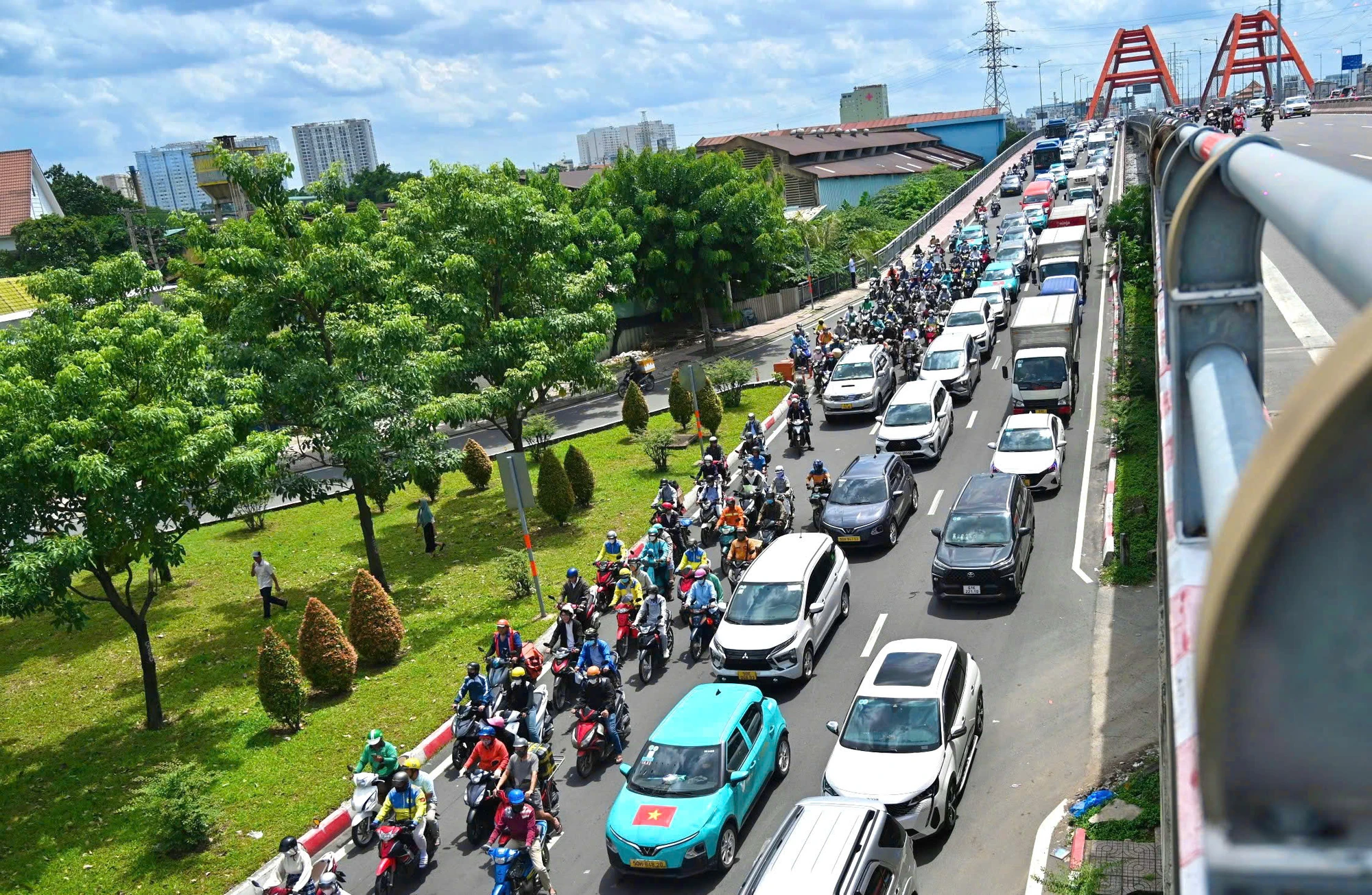 ket-xe-tu-sang-den-chieu-duong-pham-van-dong-nguoi-dan-vat-va-doi-nang-di-chuyen (8).jpg