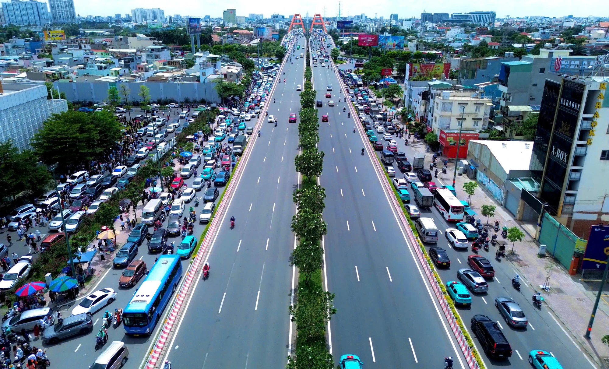 Kẹt xe từ sáng đến chiều đường Phạm Văn Đồng, người dân vất vả đội nắng di chuyển