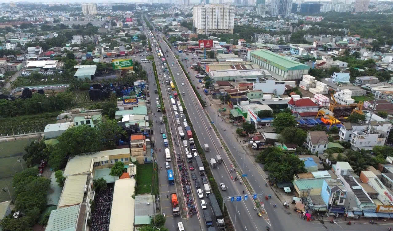 Giao thông ùn ứ, mưa lớn ‘giăng đường’ người dân về quê nghỉ lễ 2-9