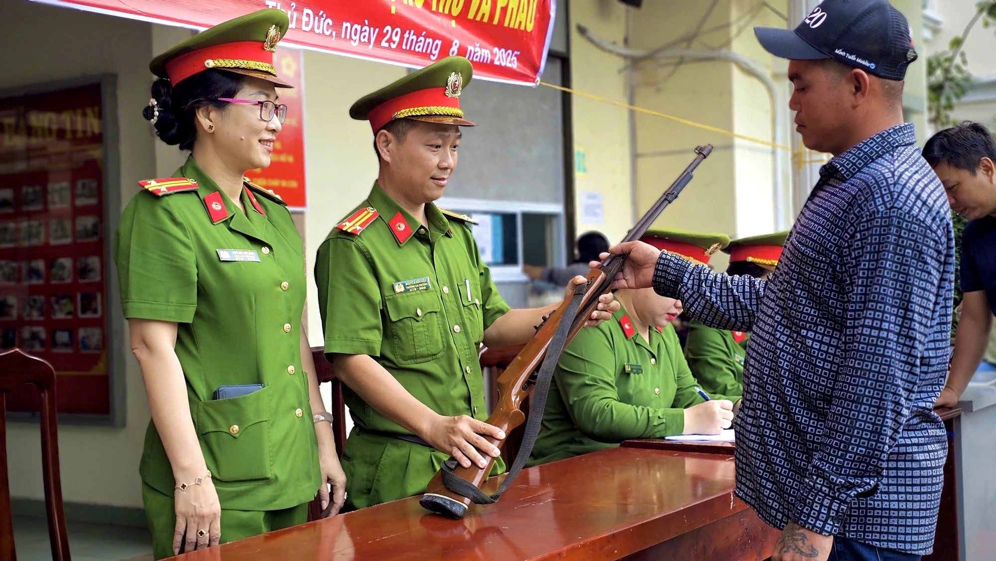 Người dân phường Thủ Đức nộp kiếm, súng hơi, súng điện 