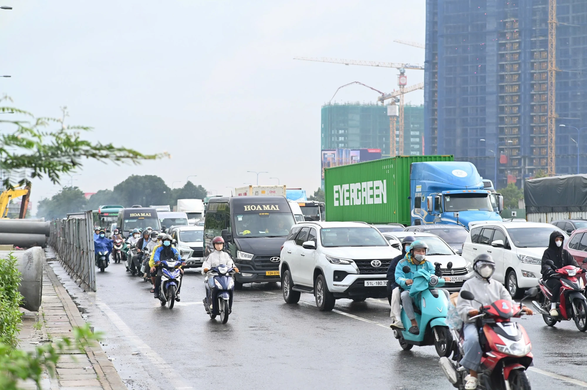csgt-tuc-truc-phan-luong-giao-thong-on-dinh-ngay-dau-nghi-le (3).jpg