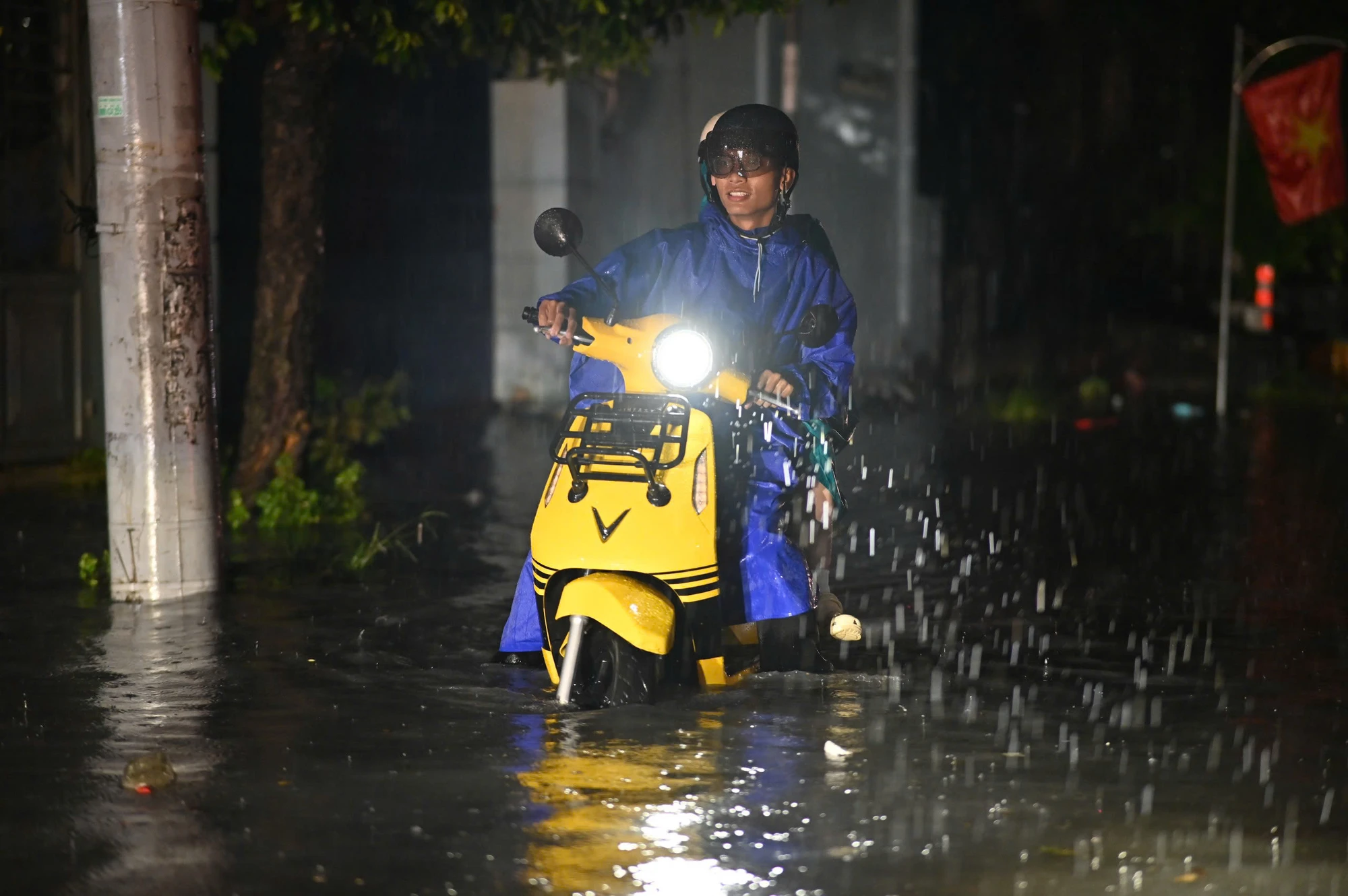Ngập nặng trong đêm, người dân chật vật dọn dẹp đến khuya