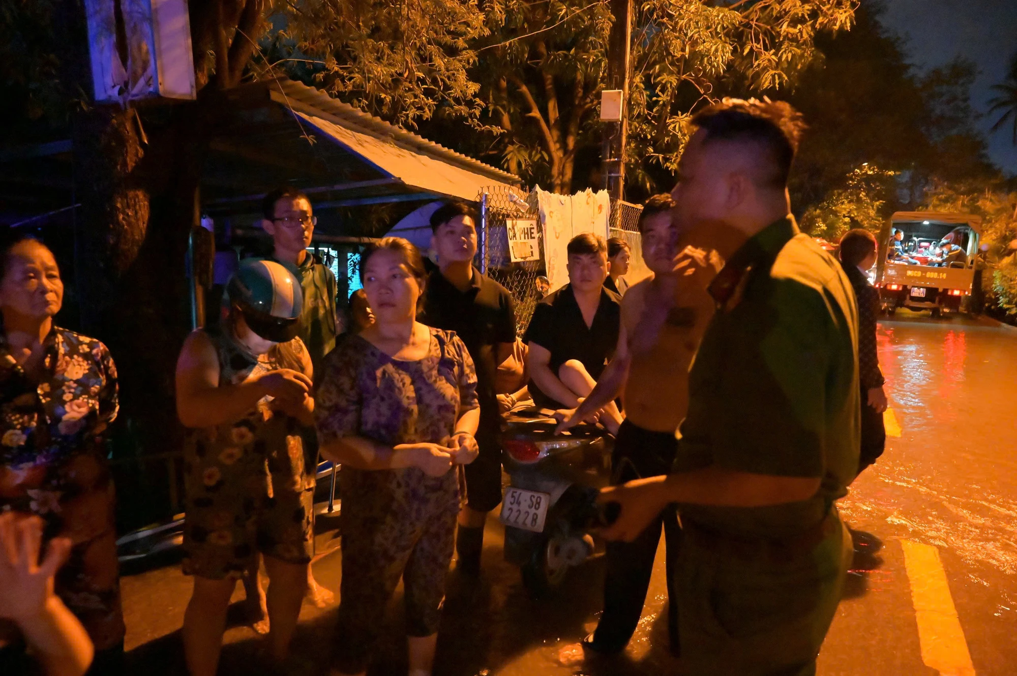 nguoi-dan-tp-hcm-thuc-trang-dem-ung-pho-voi-trieu-cuong-lich-su3.jpg