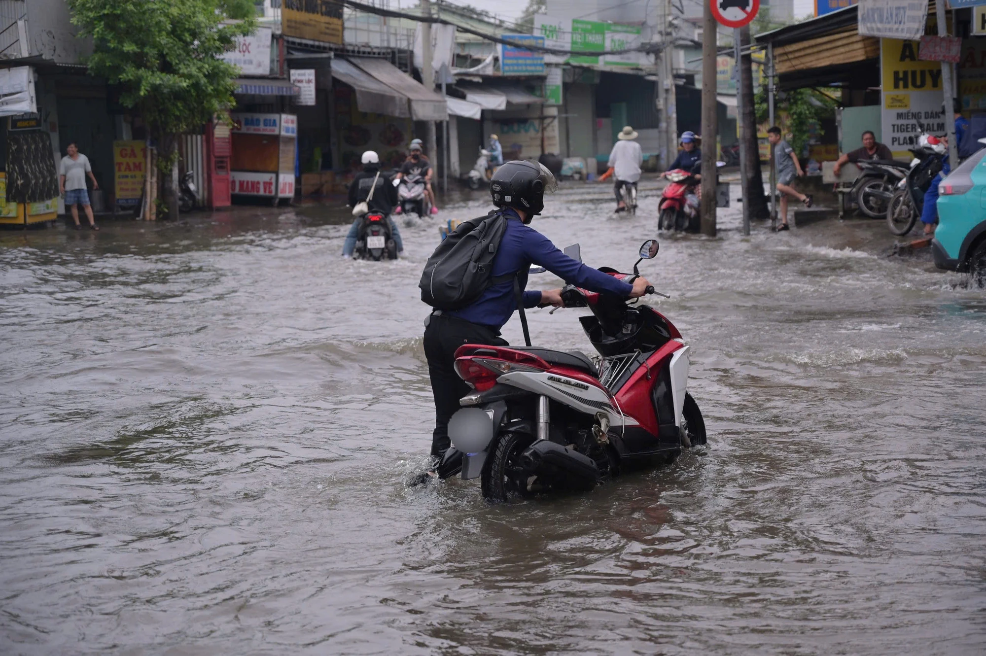 mua-lon-ket-hop-trieu-cuong-nguoi-dan-tp-hcm-sinh-hoat-vat-vaz7160042545698_846e62d18496ed7f1b23899a526e0428.jpg