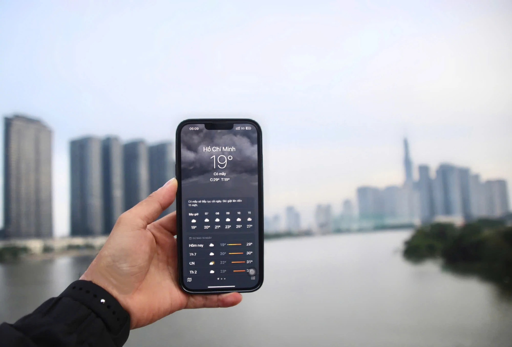 Thời tiết TP.HCM chuyển lạnh, cảm nhận rõ không khí cuối năm