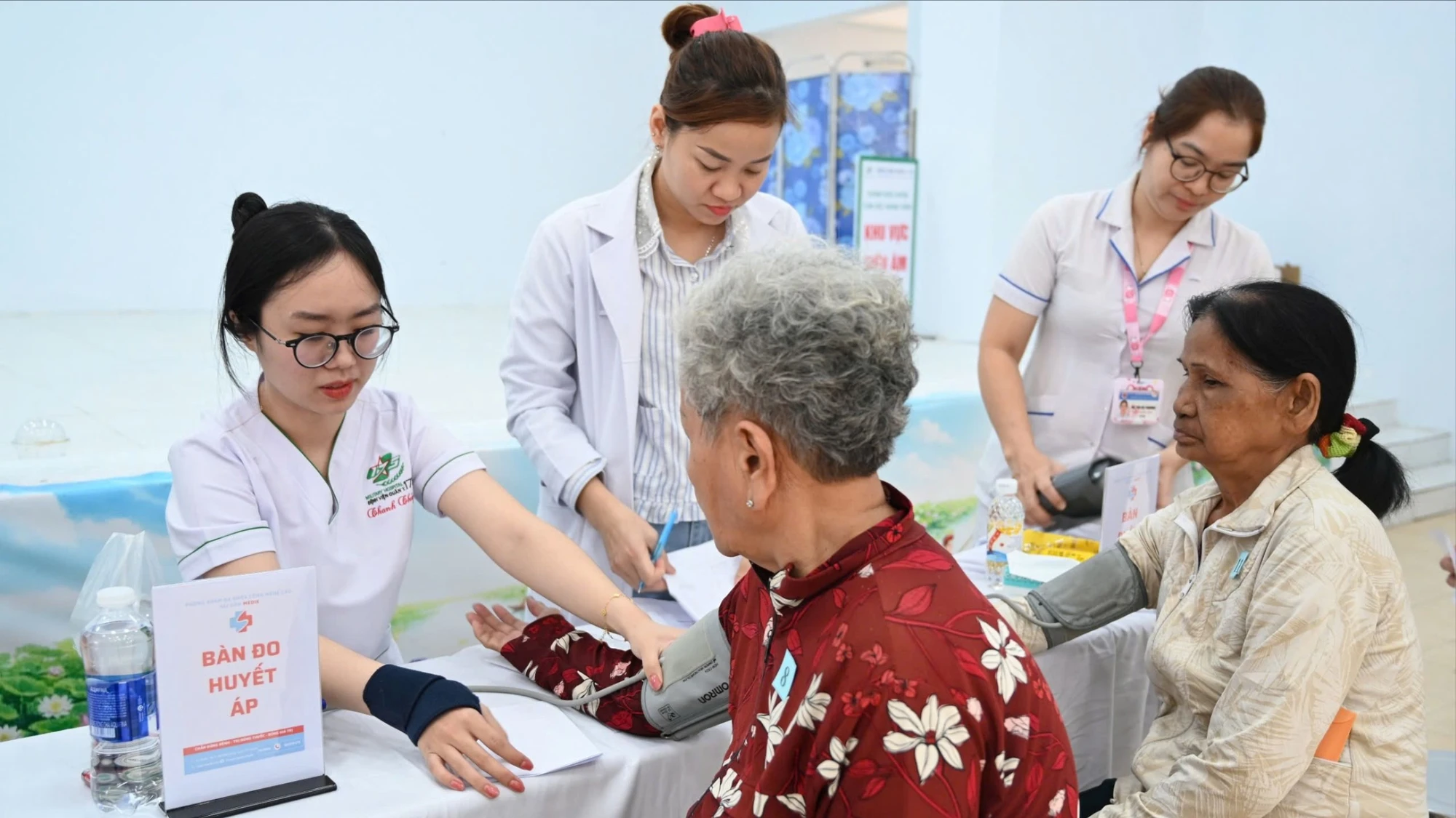 Gần 300 người dân được khám bệnh, phát thuốc miễn phí và nhận quà Tết ở phường An Phú Đông